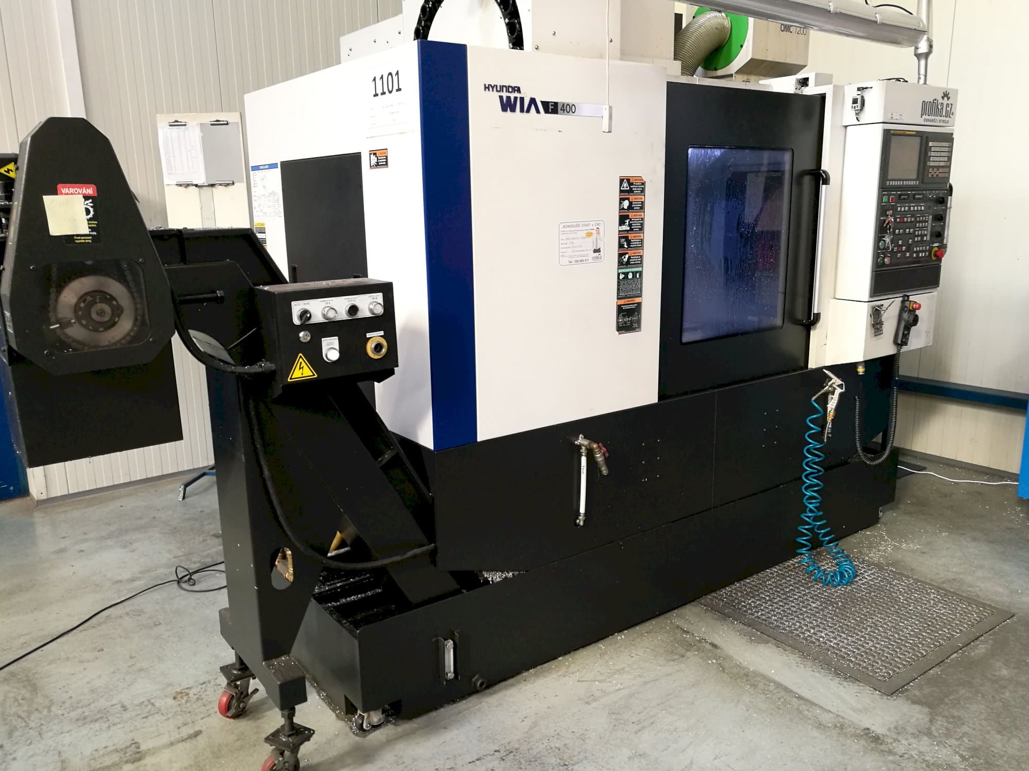 Hyundai Wia-maskinen sedd från vänsterF400