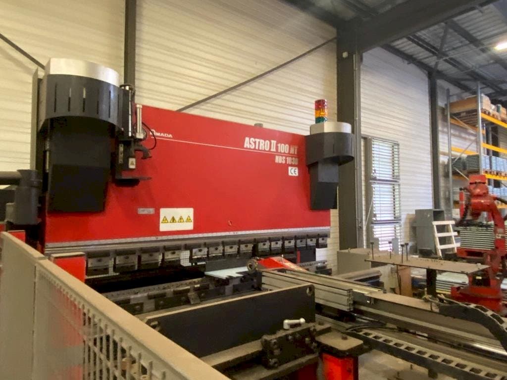 AMADA ASTRO 100NT-maskinen framifrån