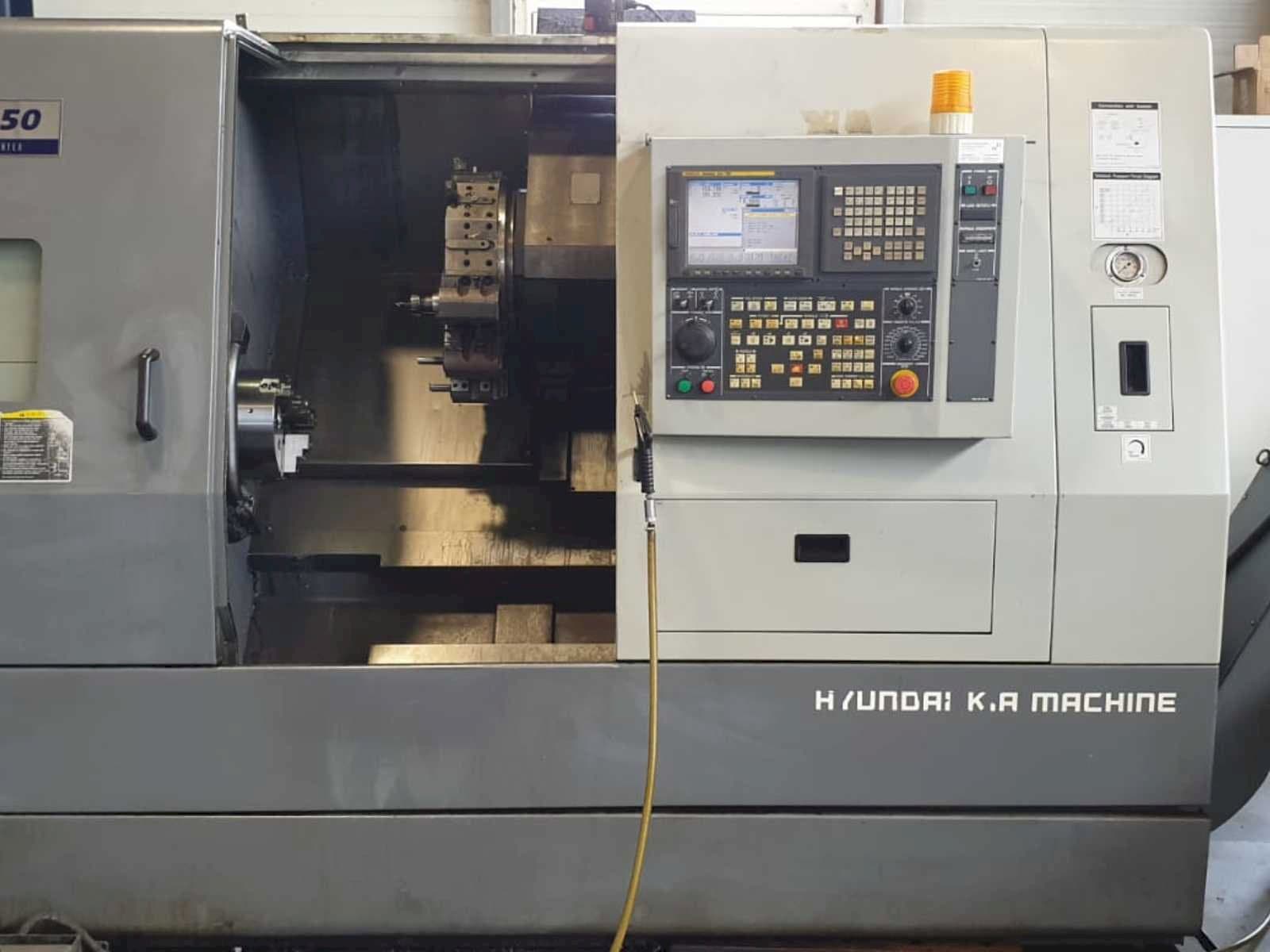 Hyundai Kia SKT250-maskinen framifrån