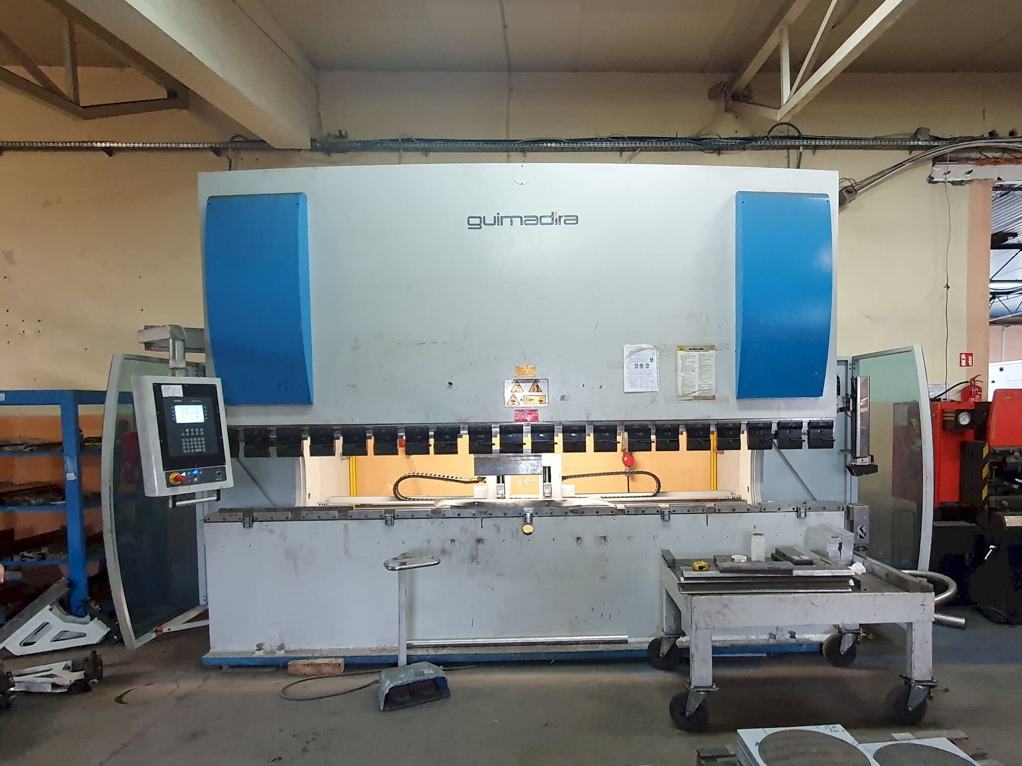 ADIRA PMO-16040PLS-maskinen framifrån