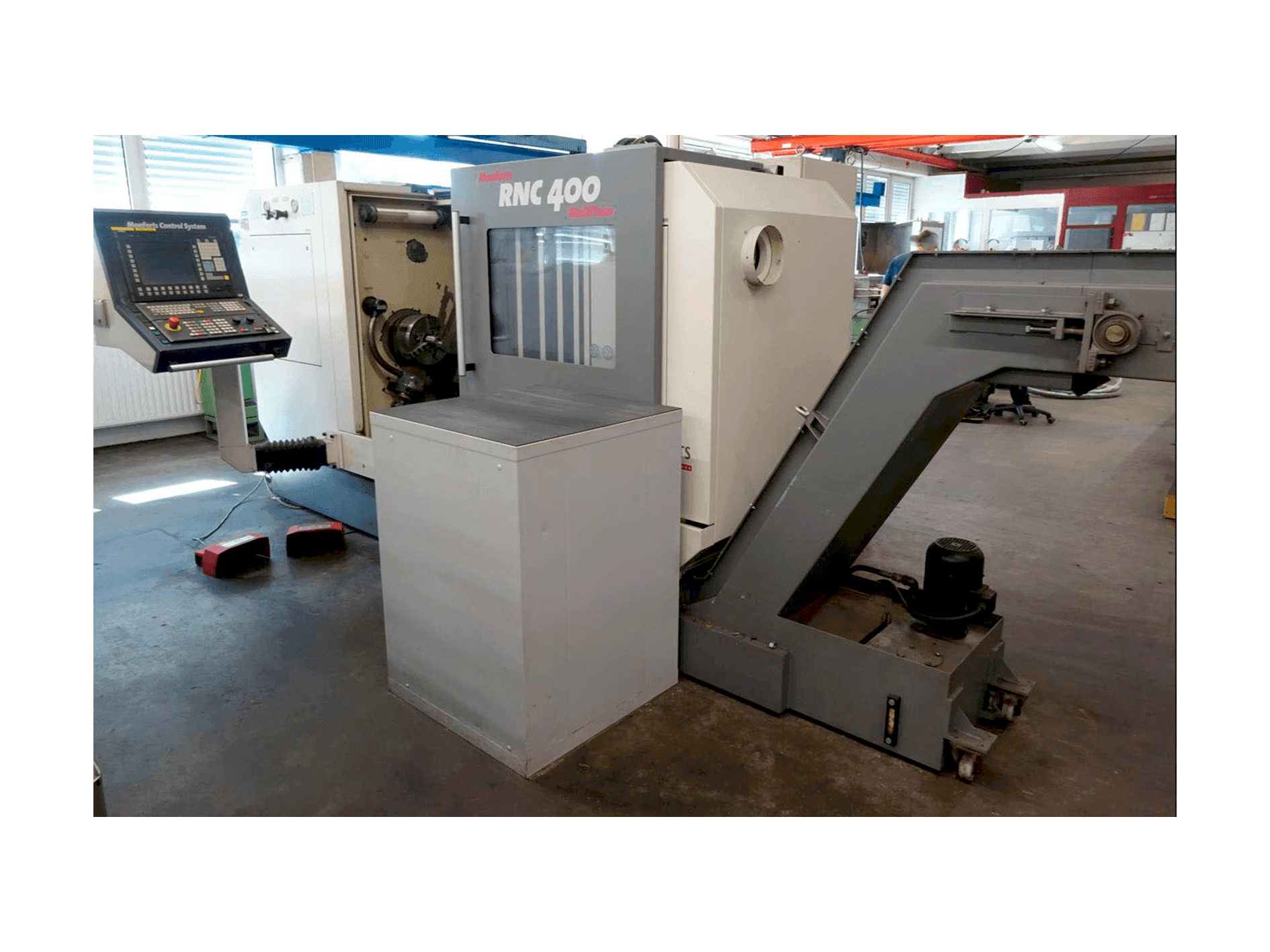 Monforts RNC 400 MultiTurn-maskinen sedd från vänster sida