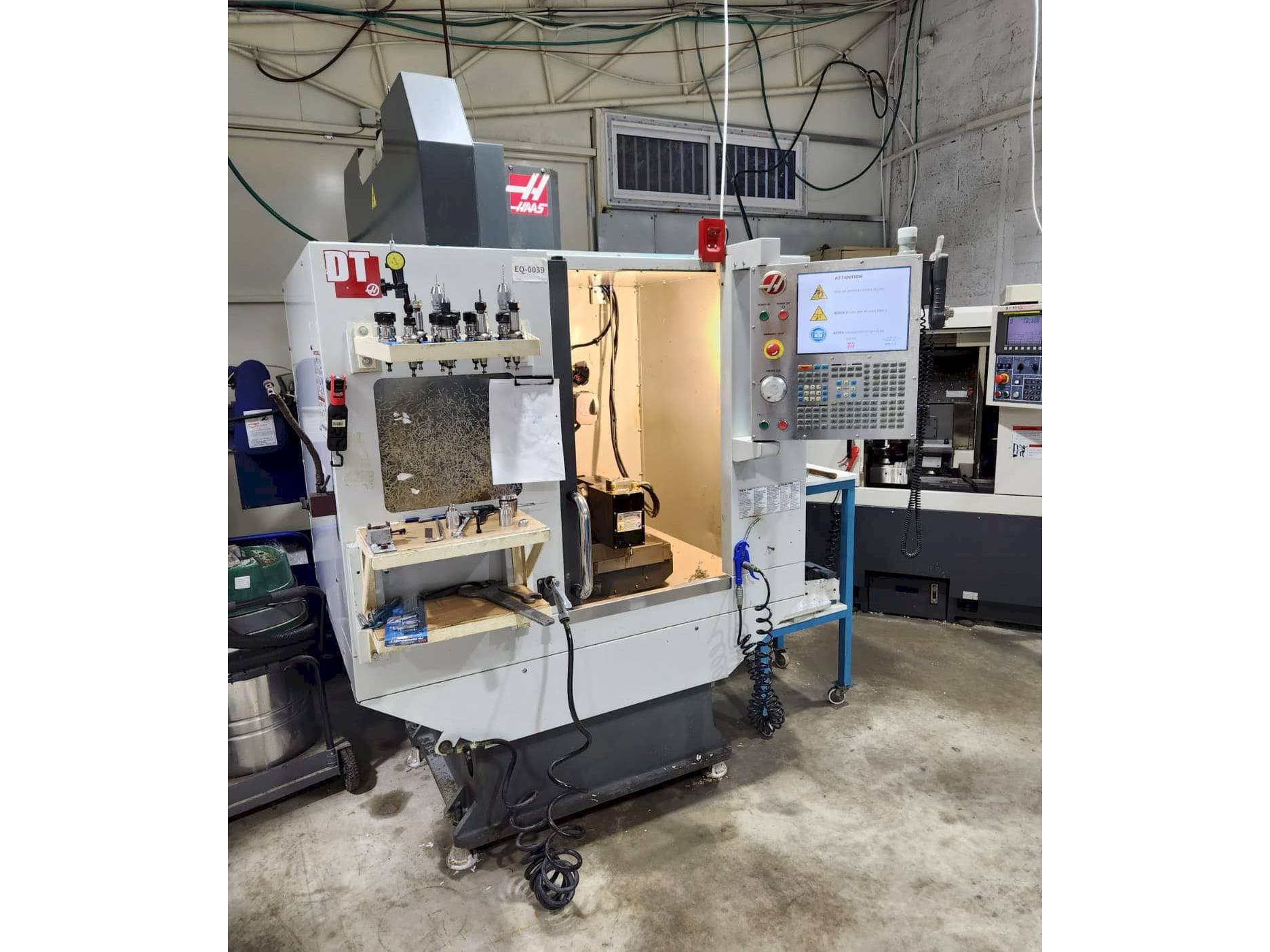 HAAS DT-1-maskinen framifrån