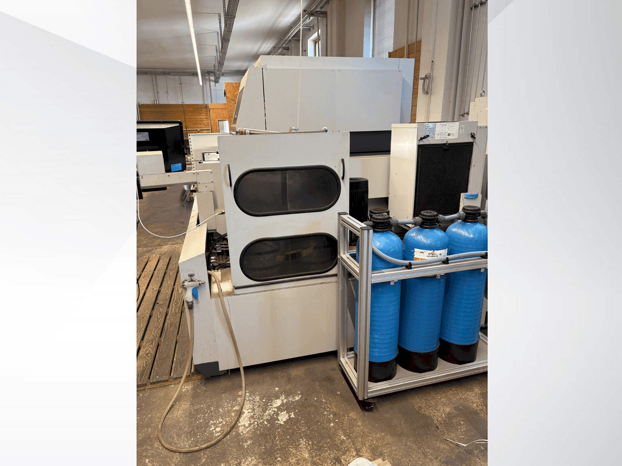 Mitsubishi MV2400S-maskinen framifrån