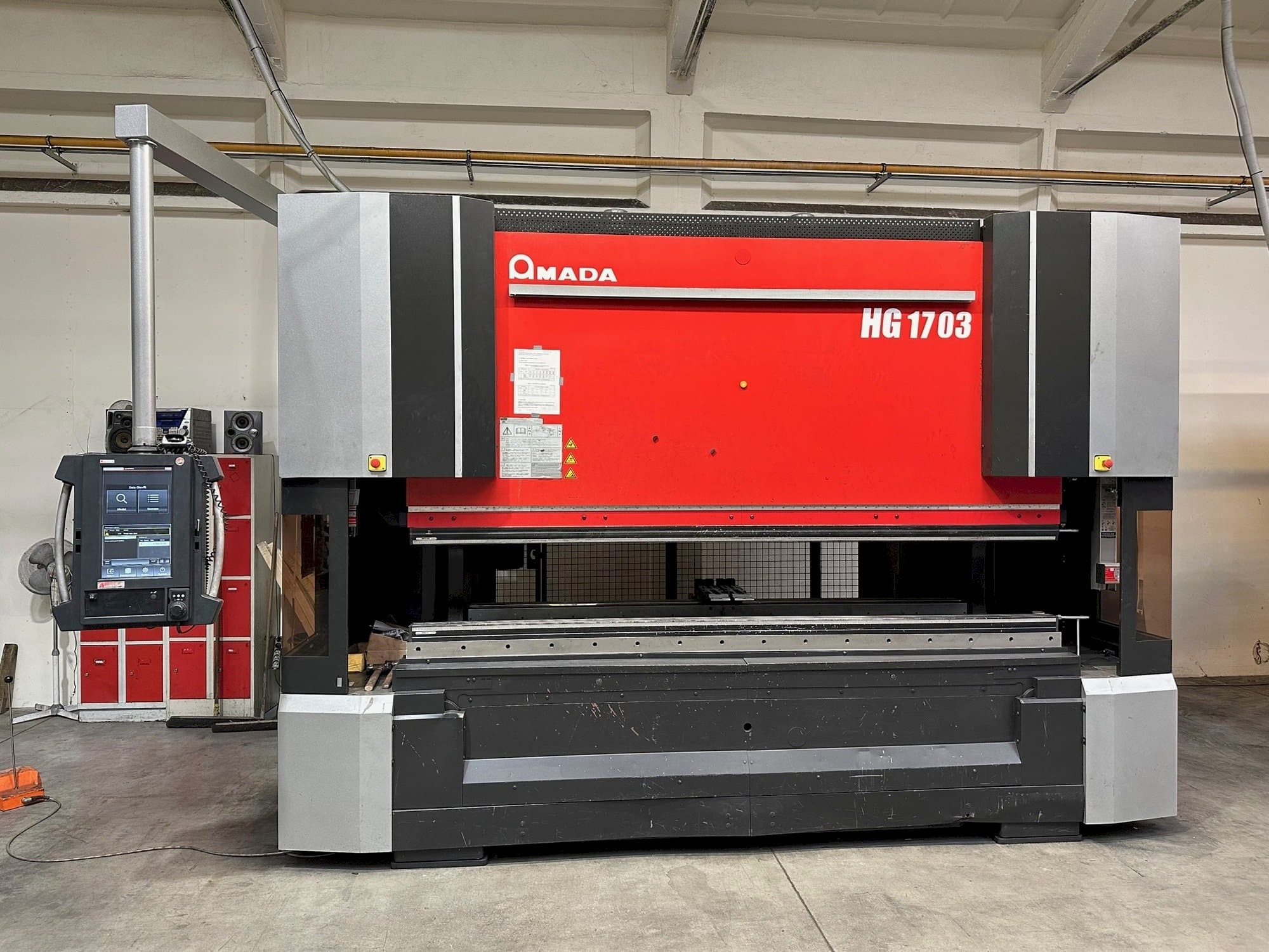AMADA HG-1703-maskinen framifrån