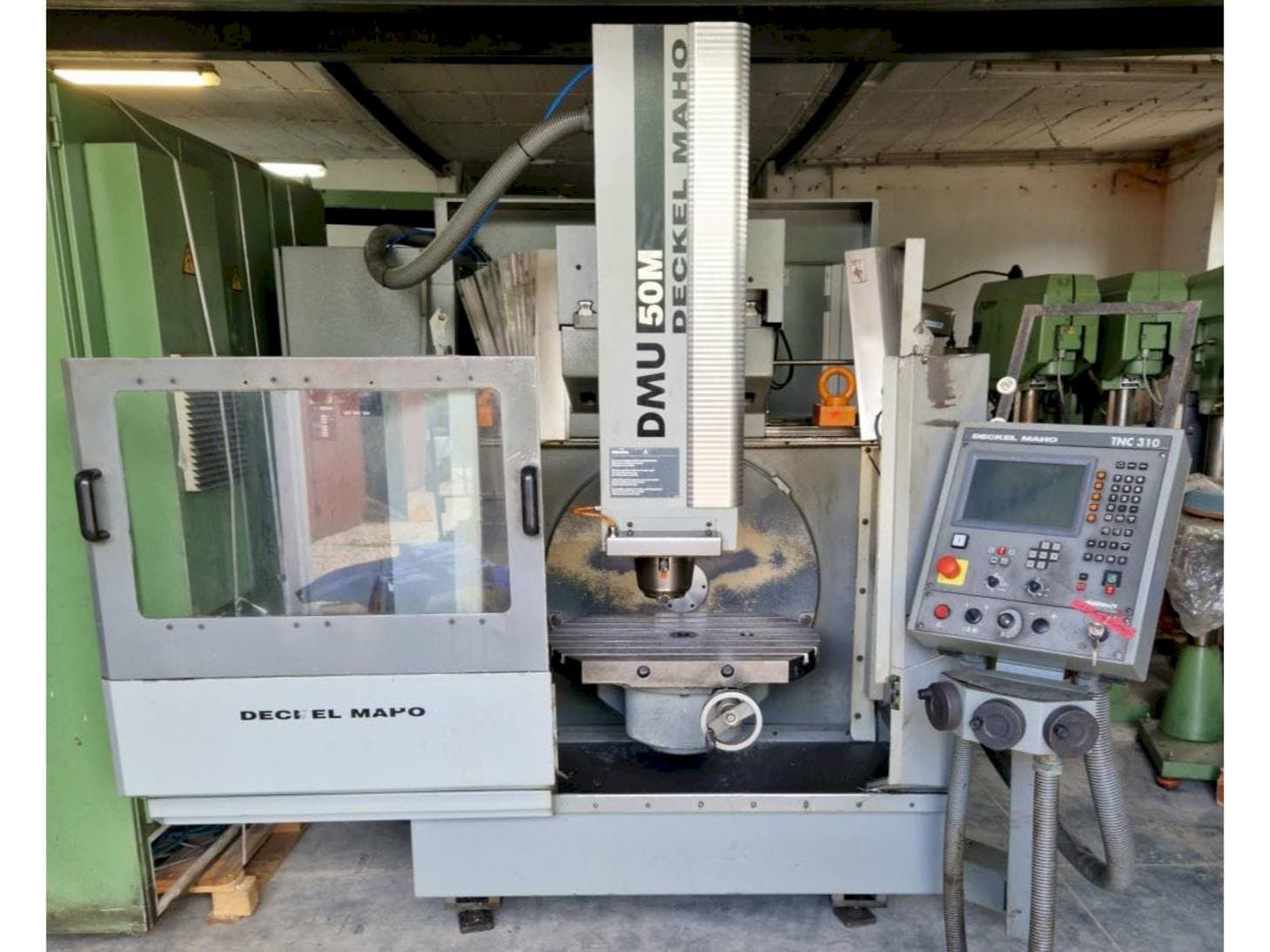 DECKEL MAHO DMU 50M-maskinen framifrån