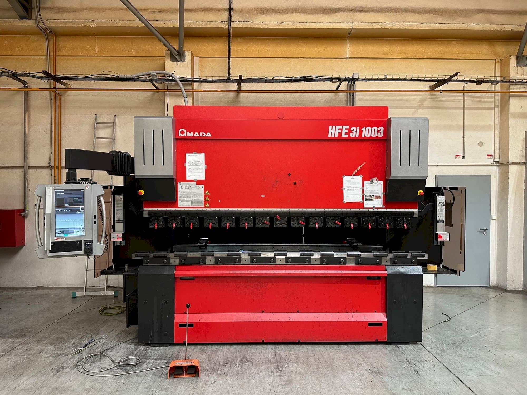 AMADA HFE 3i 1003-maskinen framifrån