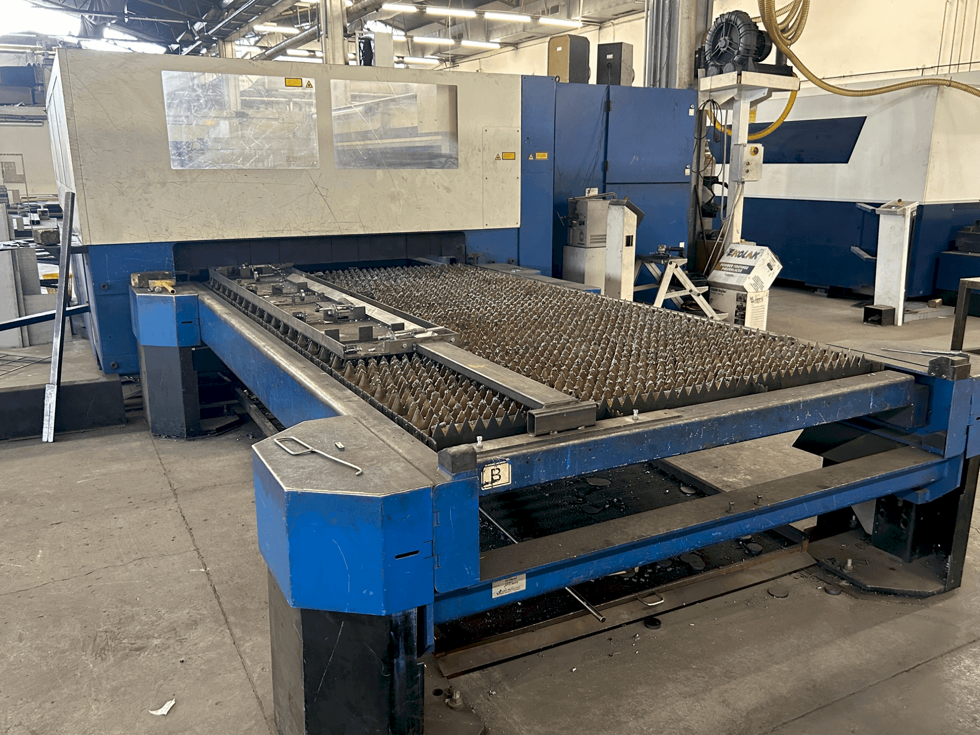 TRUMPF trulaser 3030  (2007)-maskinen framifrån
