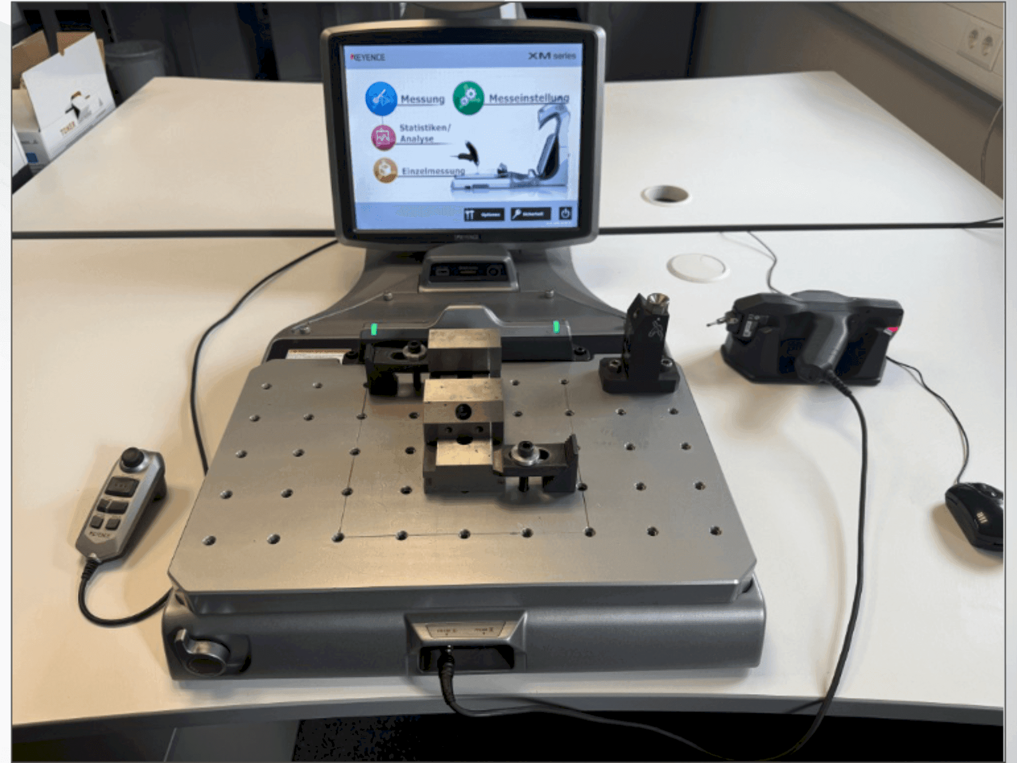 KEYENCE XM-1200-maskinen framifrån