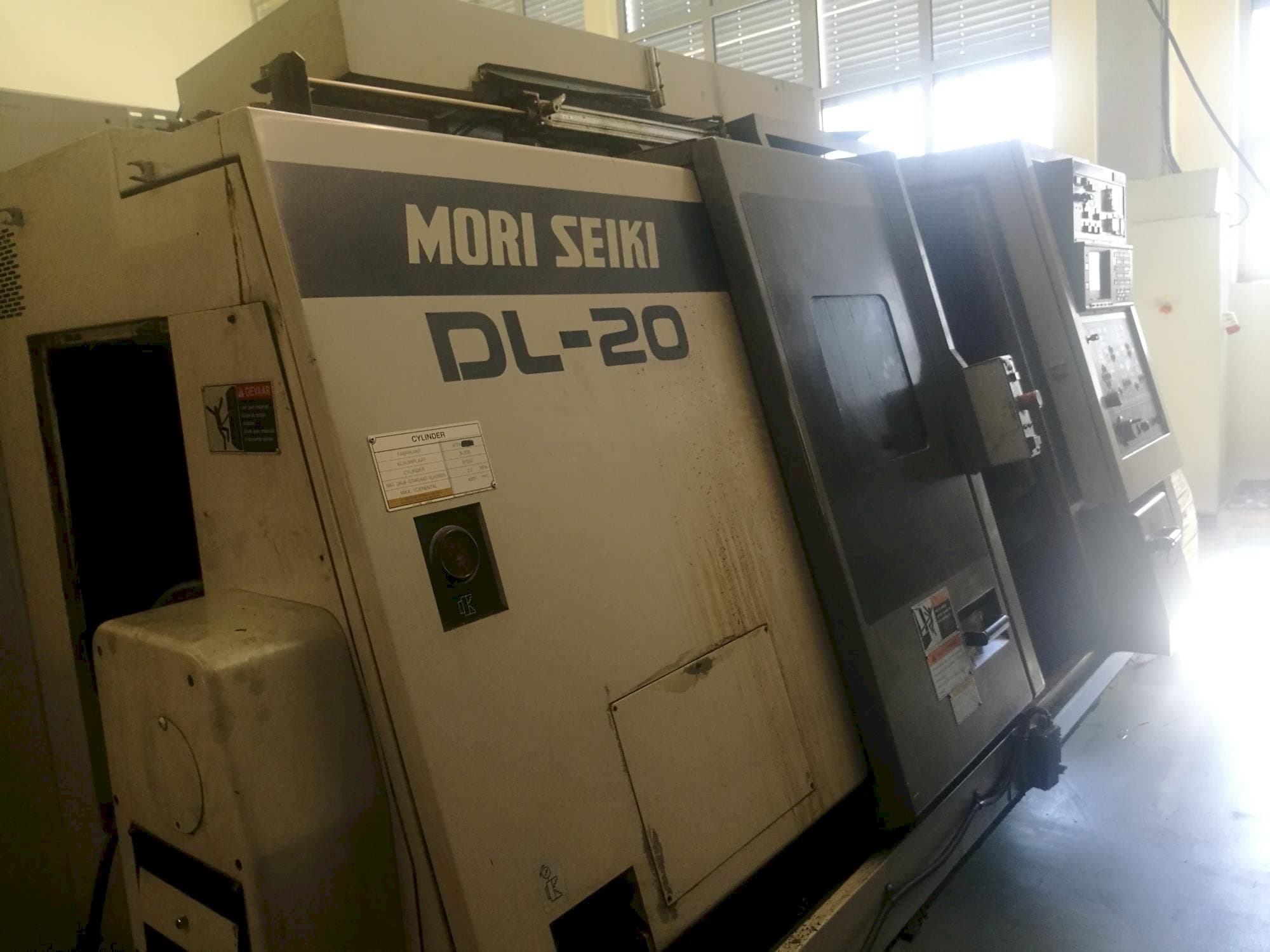 MORI SEIKI DL 20 MC-maskinen sedd från vänster sida