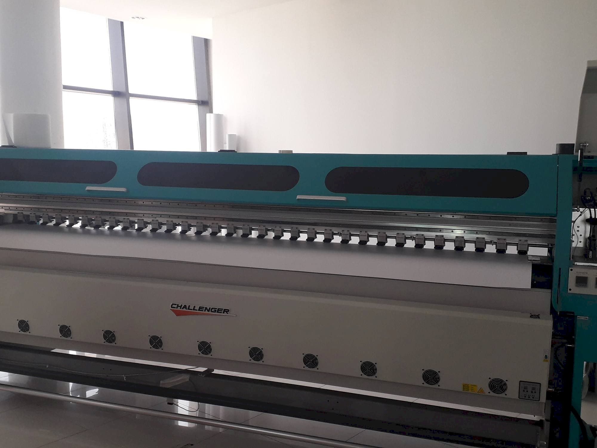 Challenger FY-3200AT Plus-H4-maskinen framifrån