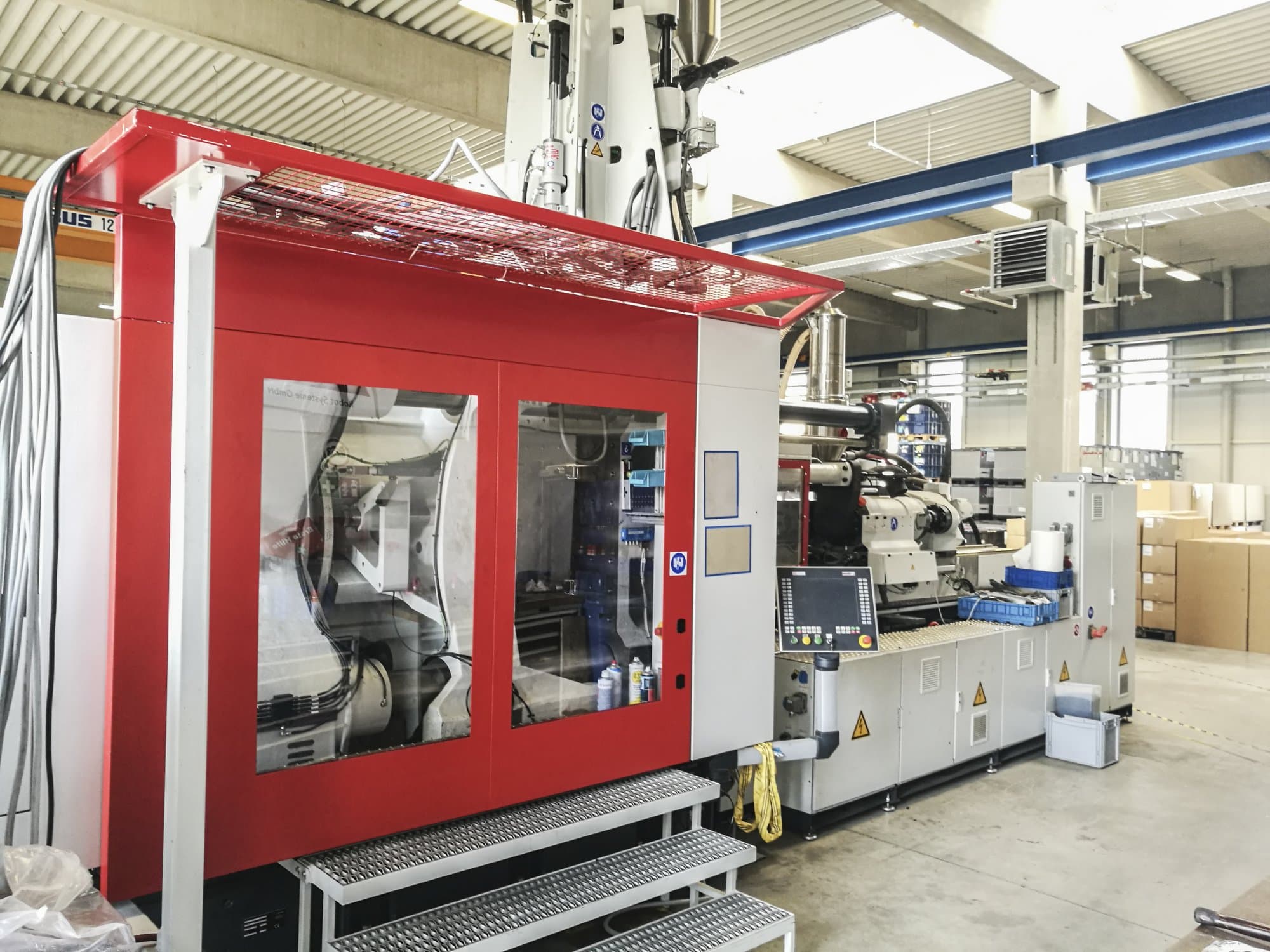 FERROMATIK MILACRON-maskinen sedd från vänsterMM 800-4880/MSW