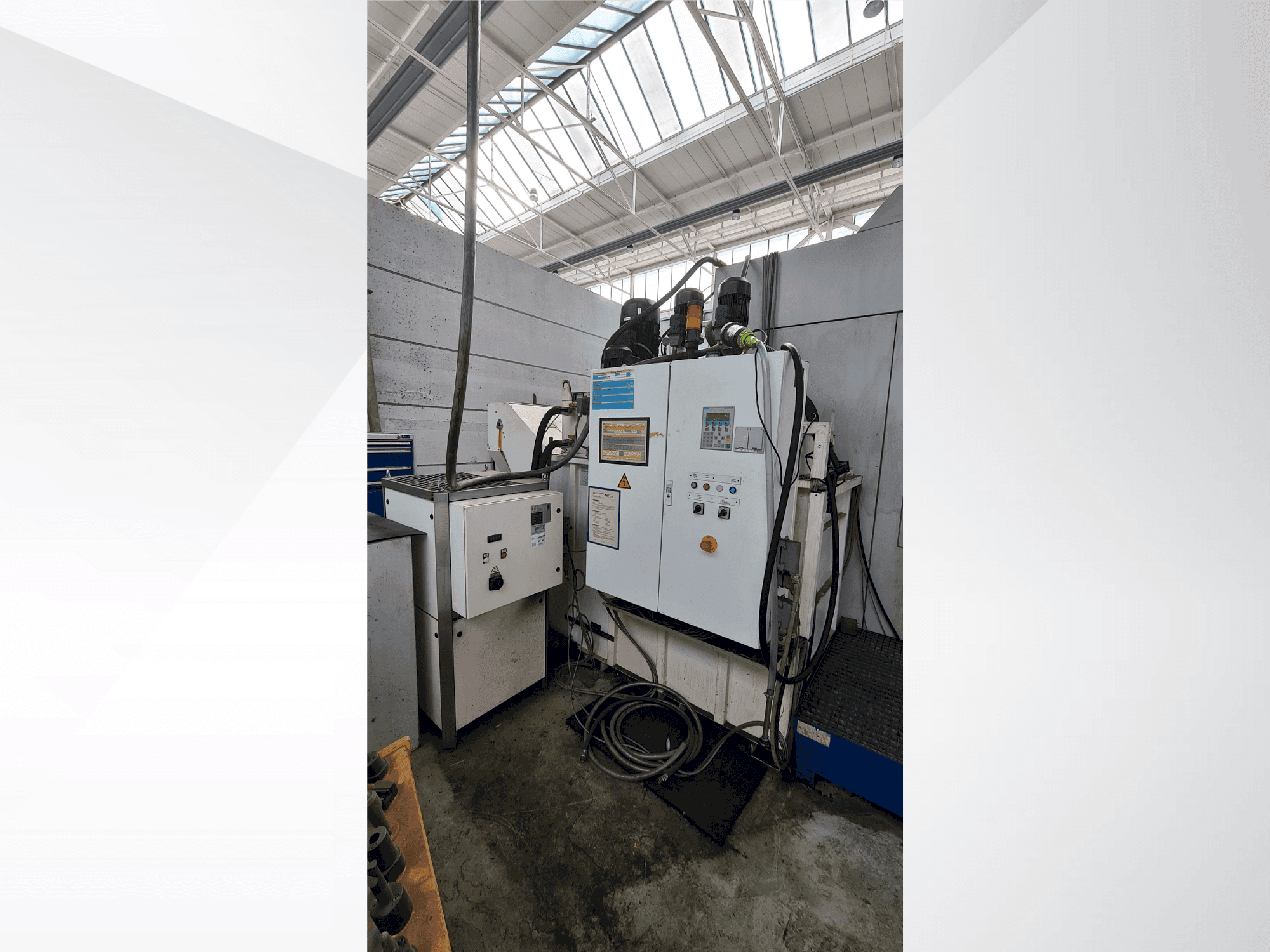 OSG EX-CELL-O XS425-maskinen framifrån