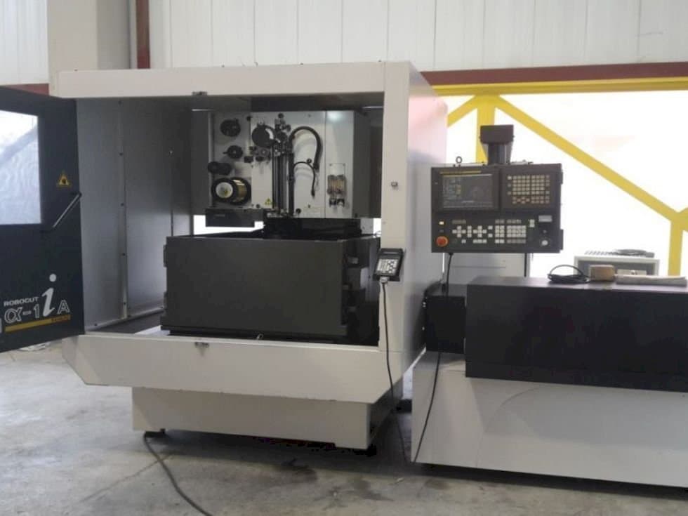 FANUC Robocut α-1iA-maskinen framifrån