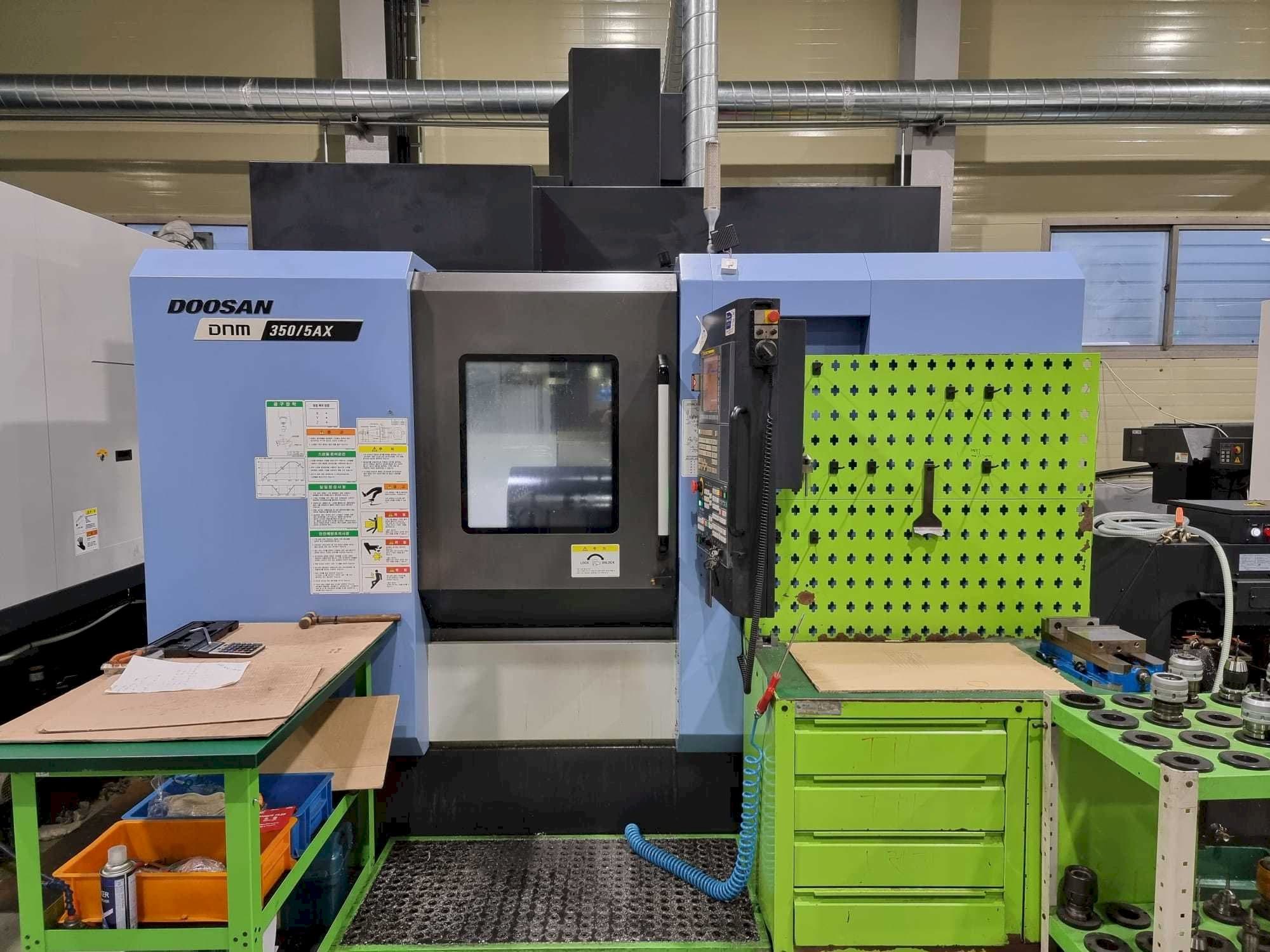 Doosan DNM350/5AX-maskinen framifrån