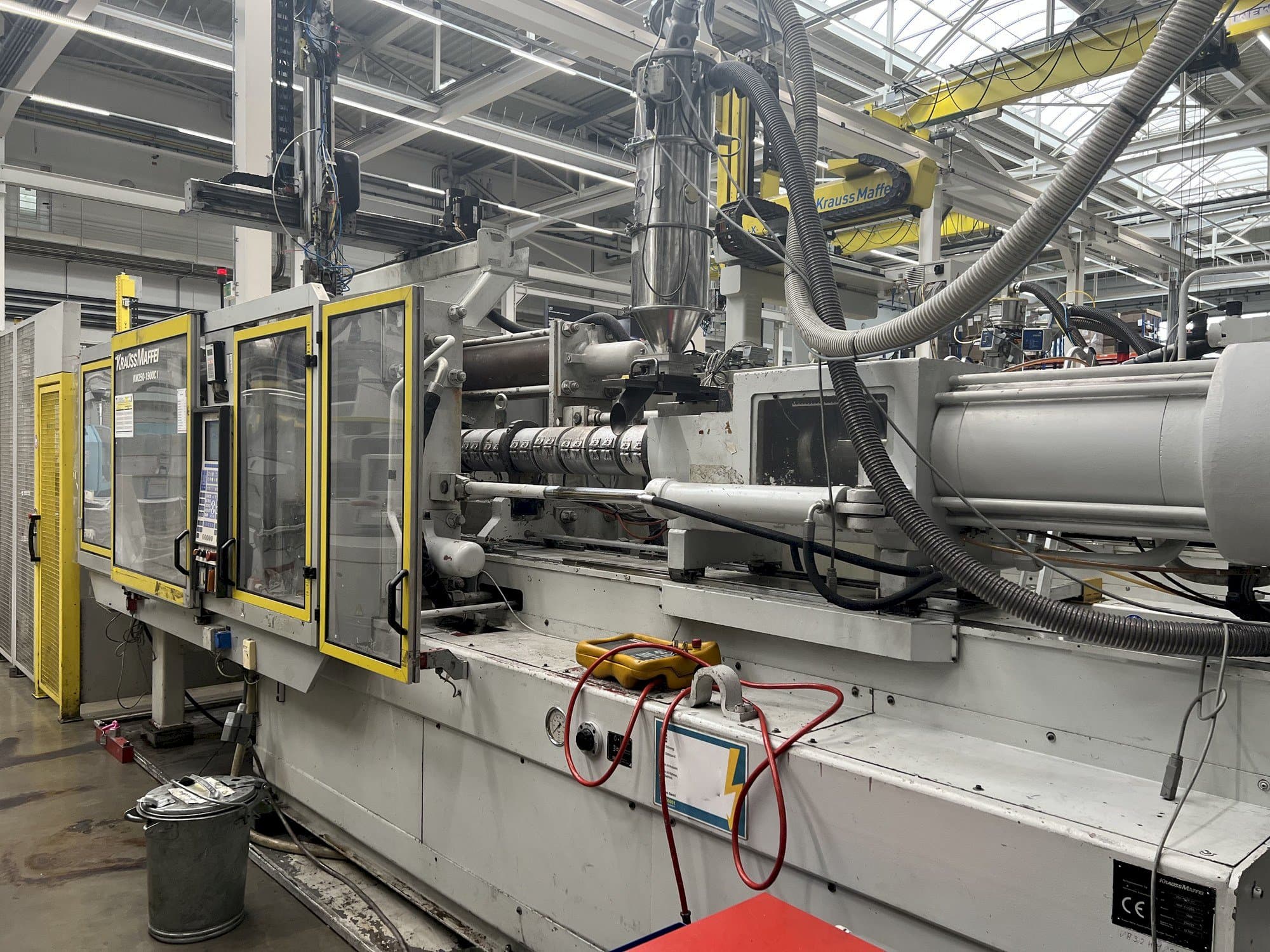 Krauss Maffei KM 250-maskinen framifrån