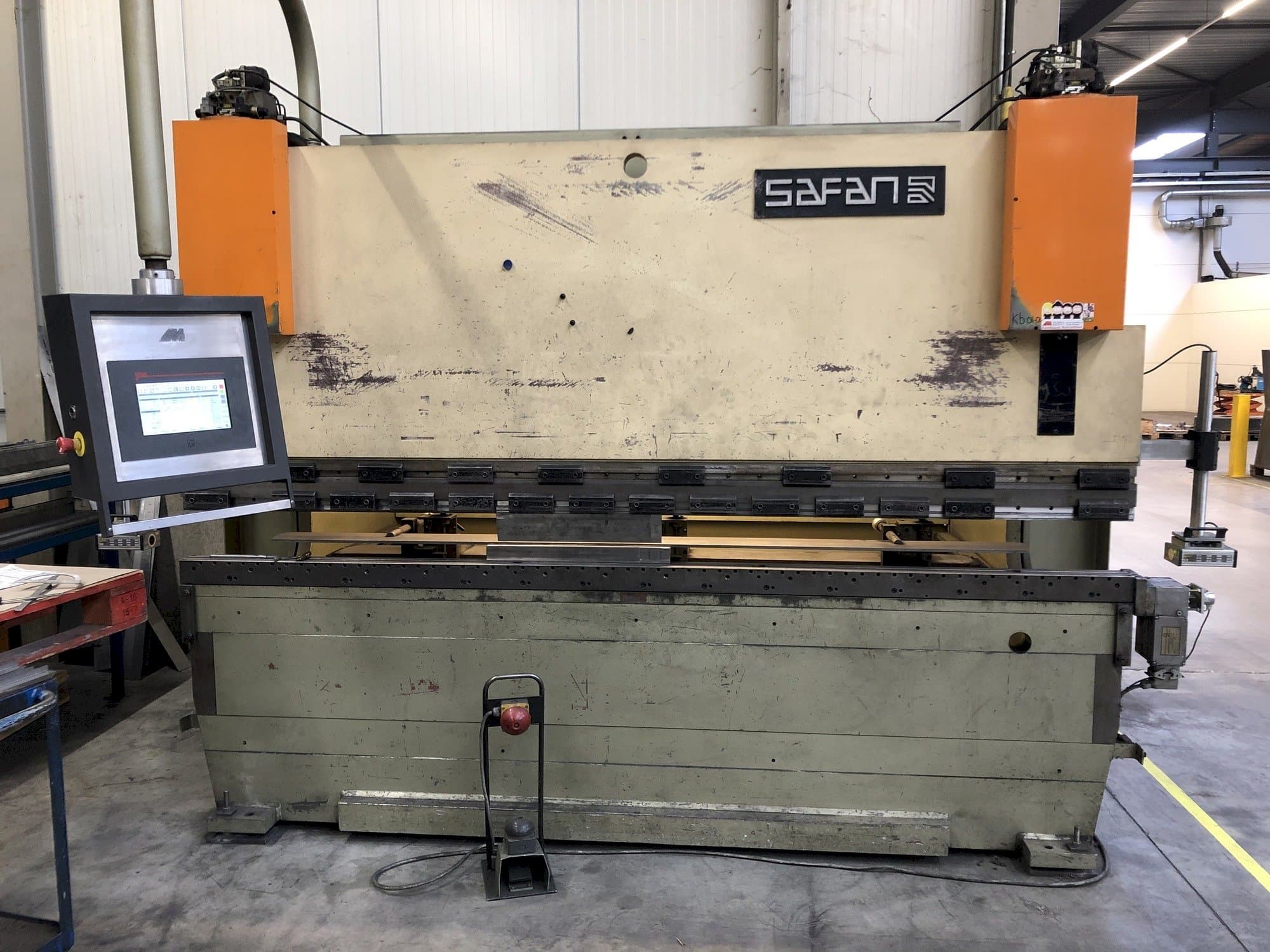 Safan CNCL 110T-maskinen framifrån