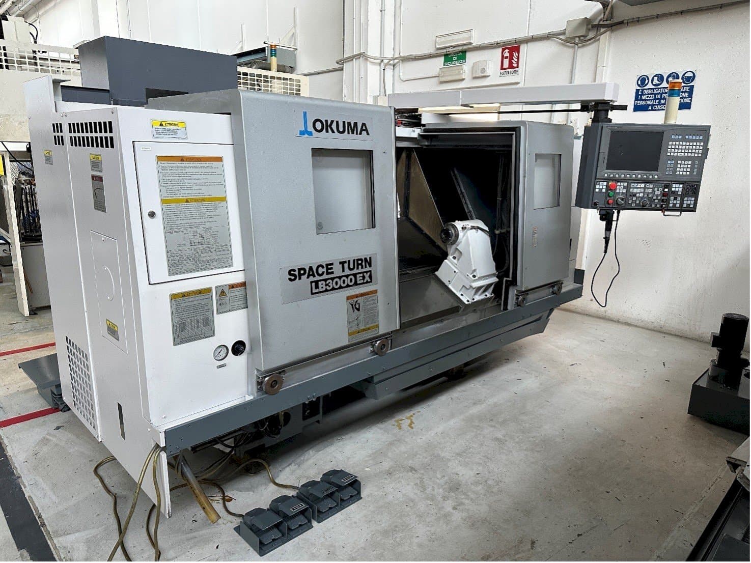 Okuma LB 3000 EX-maskinen framifrån