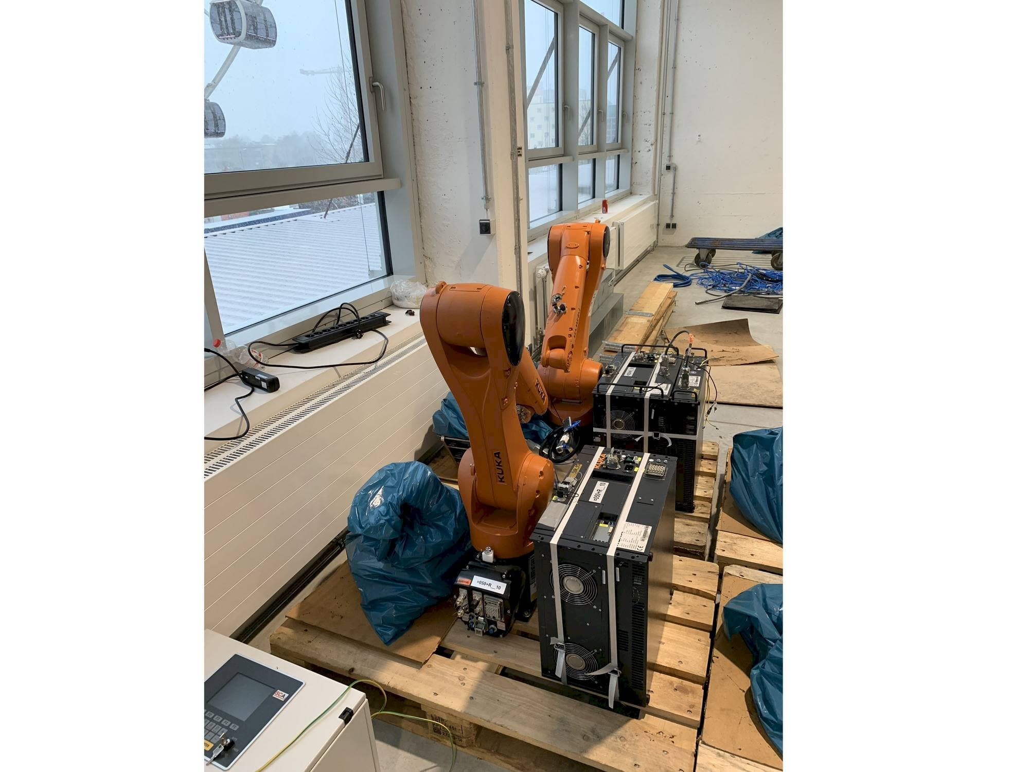 KUKA KR10 R1100-maskinen framifrån