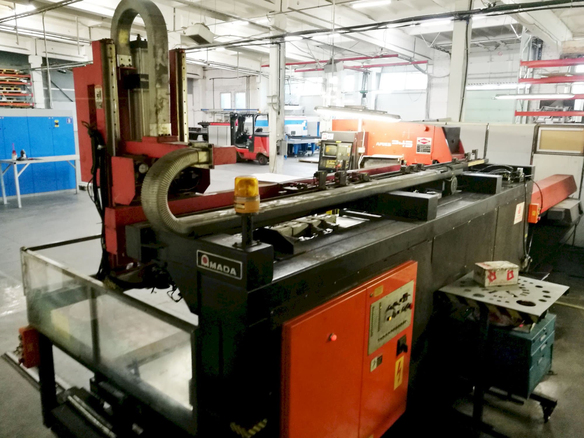 AMADA-maskinen sedd från vänster sidaARIES 245