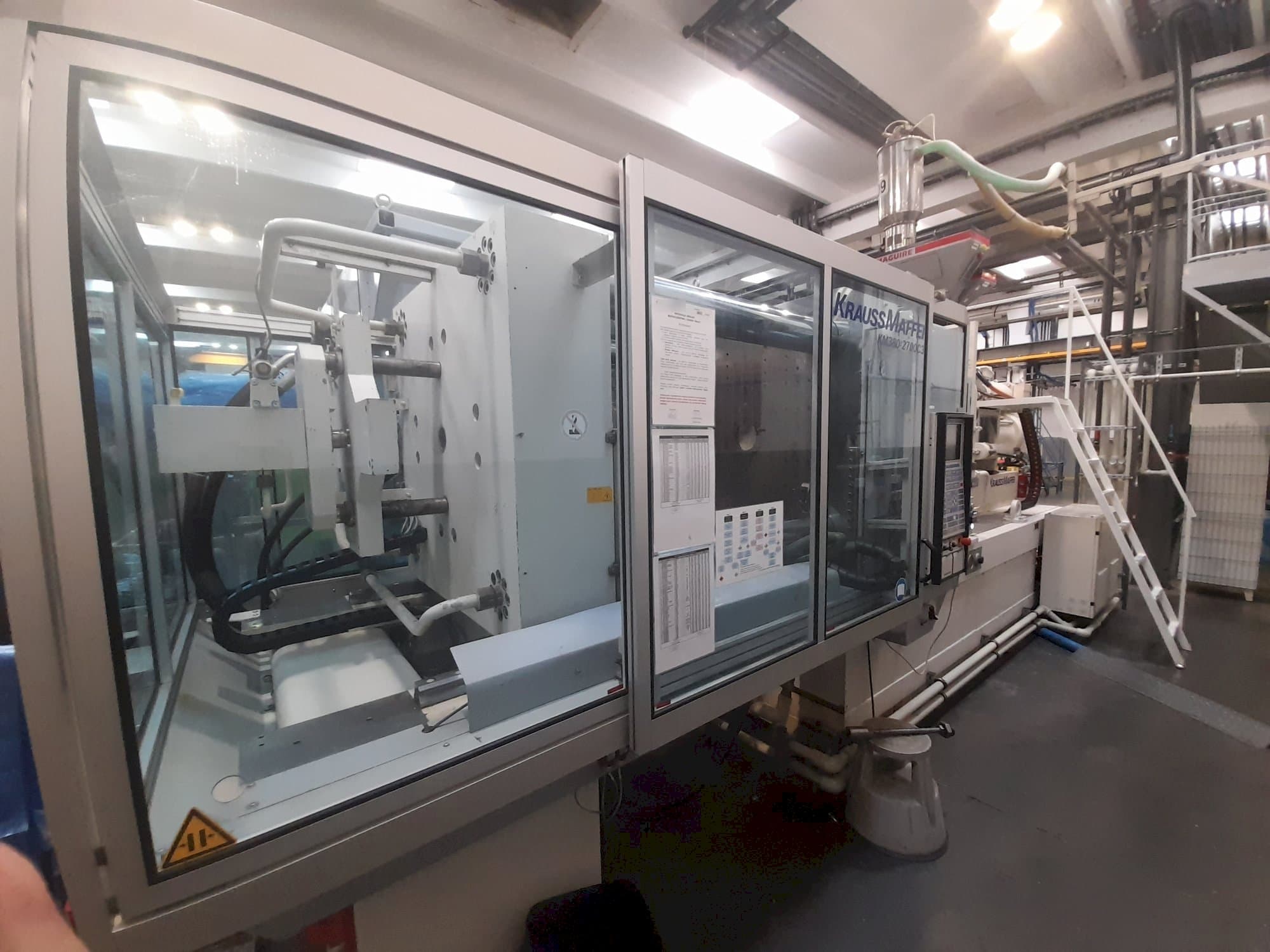 Krauss Maffei 380-2700 C3-maskinen sedd från vänster sida