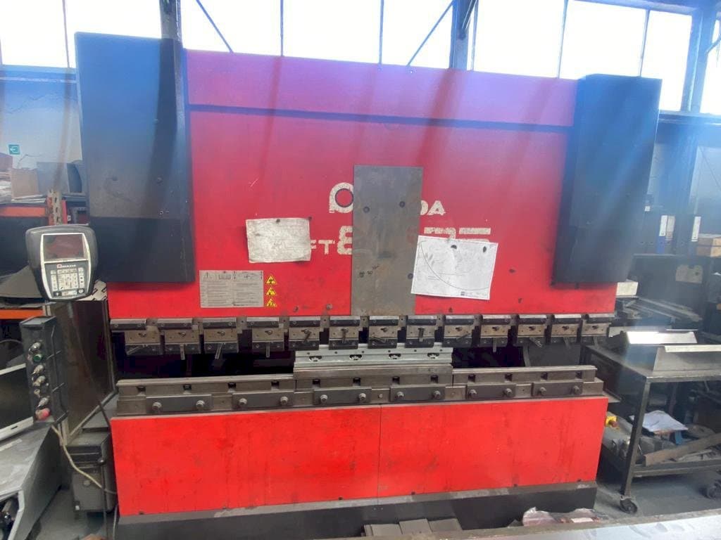 AMADA HFT 80 25-maskinen framifrån