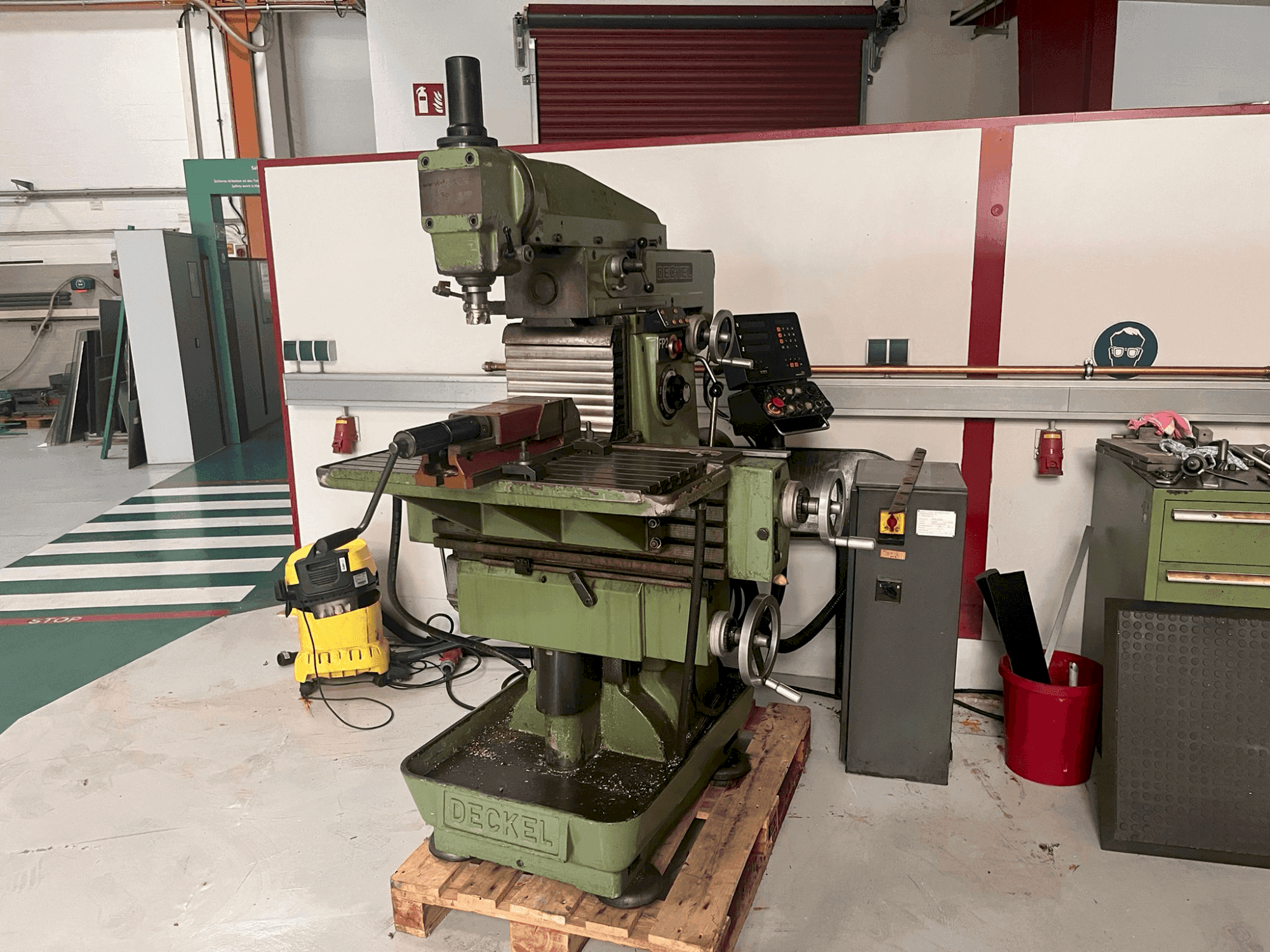 DECKEL FP2-maskinen framifrån