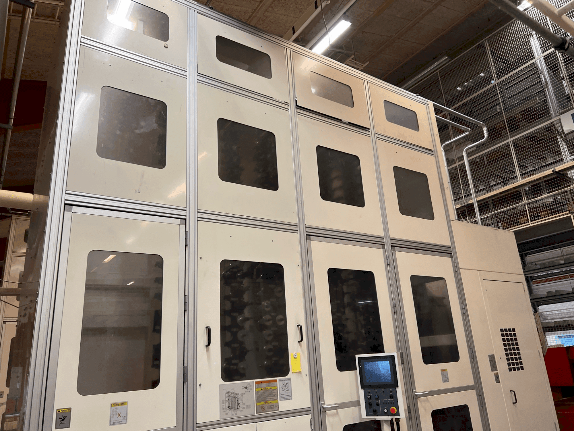 Okuma MA-800H-maskinen sedd från vänster