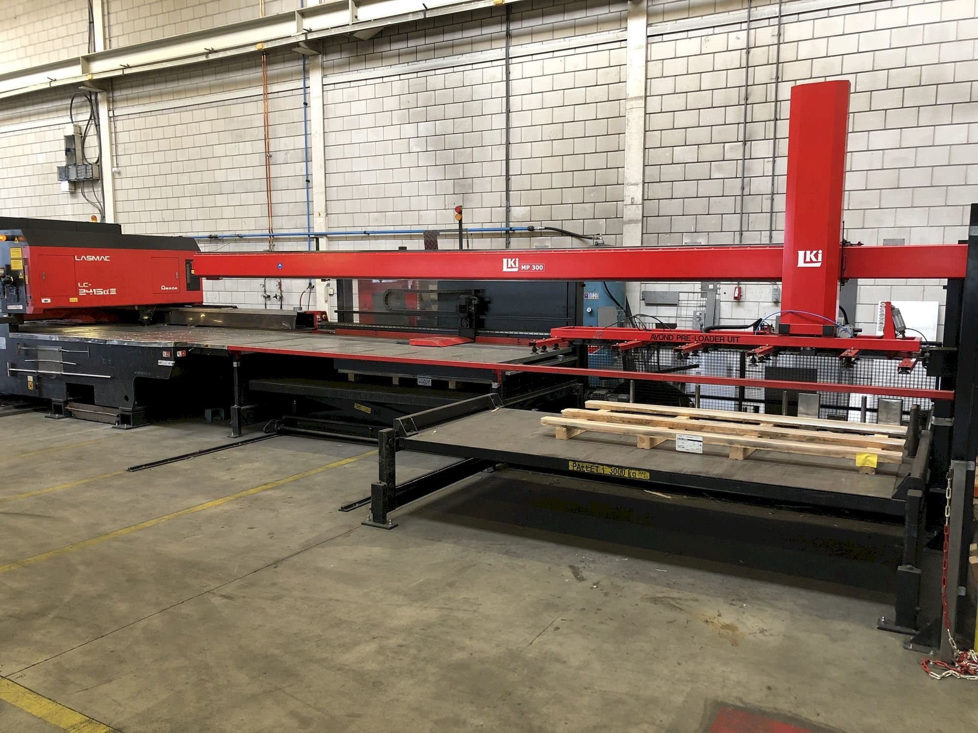 AMADA LC2415 ALPHA III-maskinen framifrån