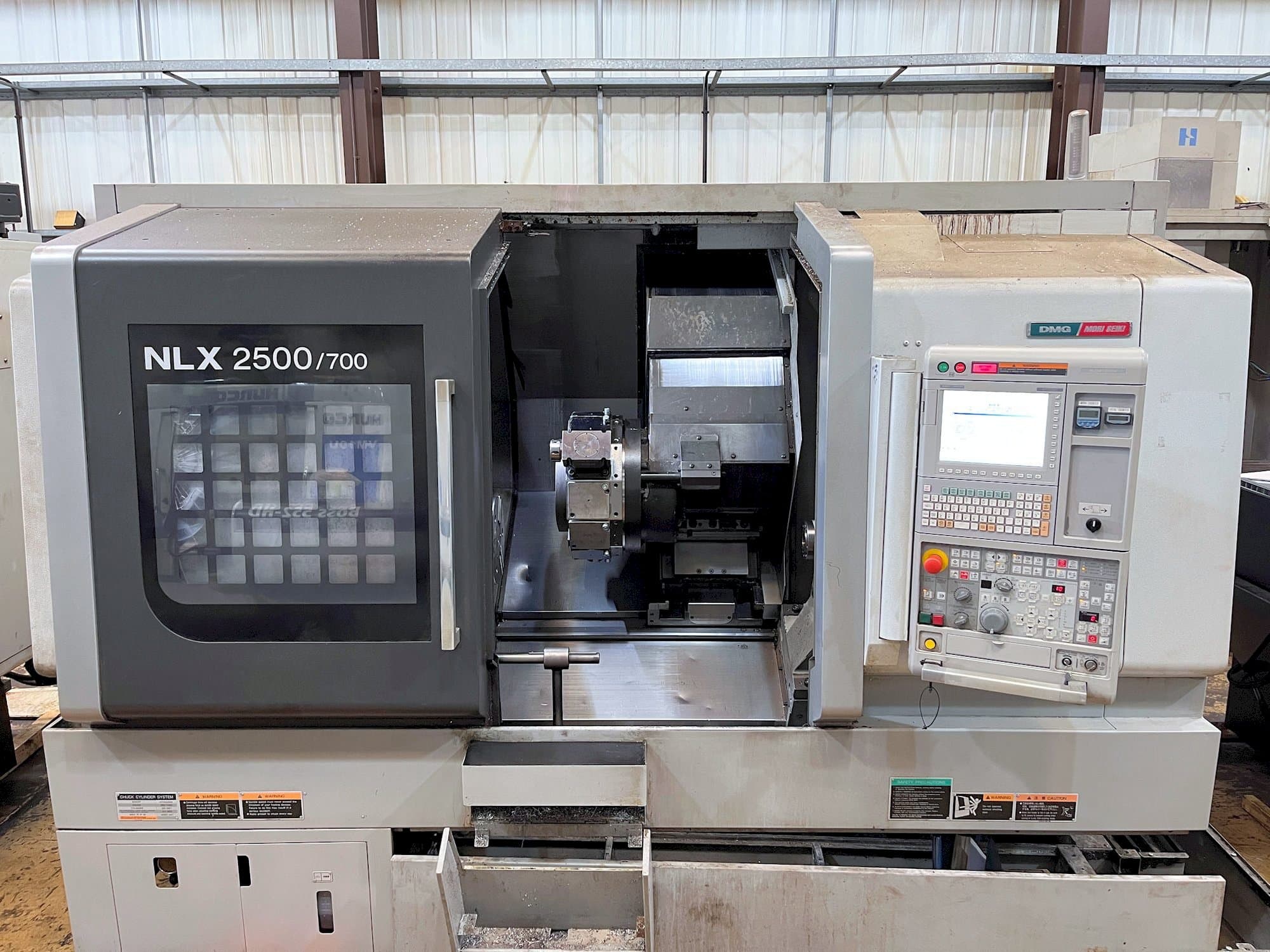 MORI SEIKI NLX2500Y-700-maskinen framifrån