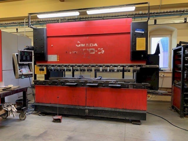 AMADA HFE 100-3-maskinen framifrån