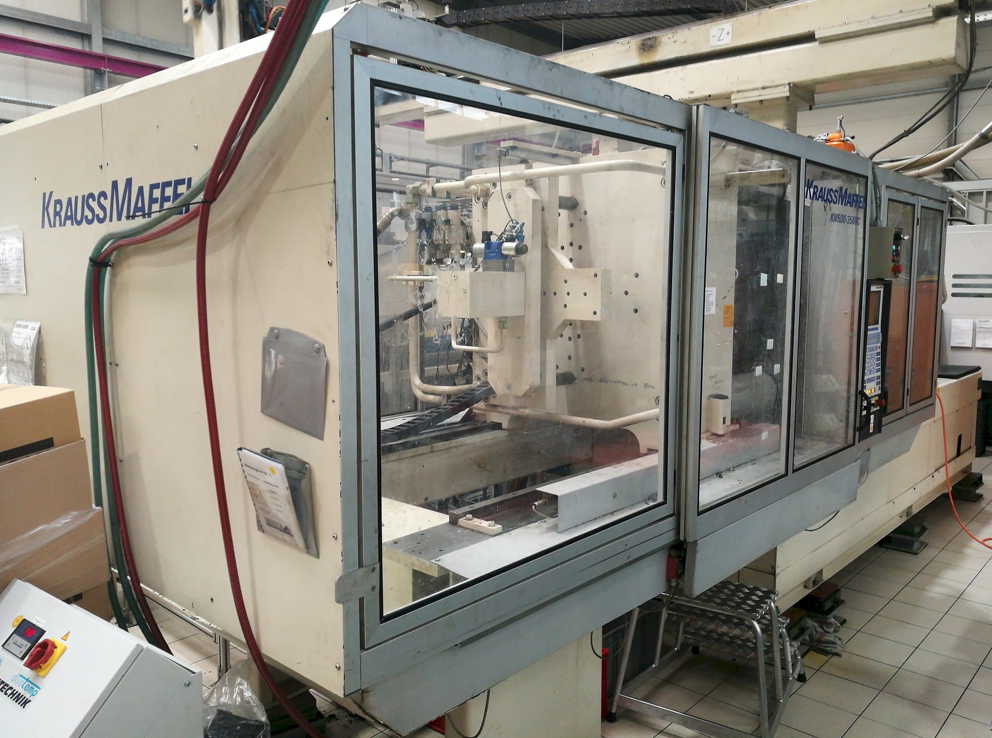 Krauss Maffei-maskinen sedd från vänsterKM 500-3500 C1