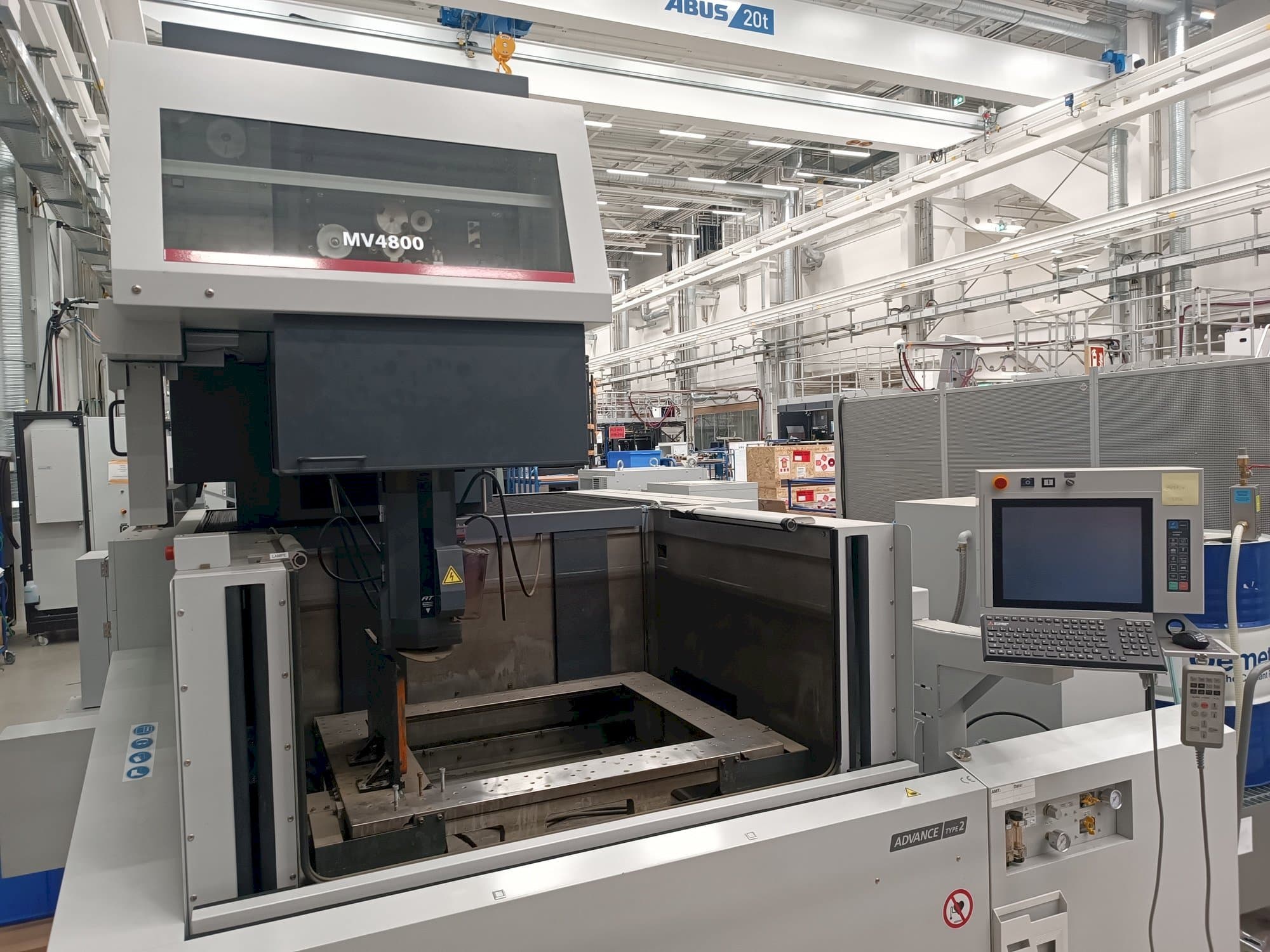 Mitsubishi MV4800-maskinen framifrån