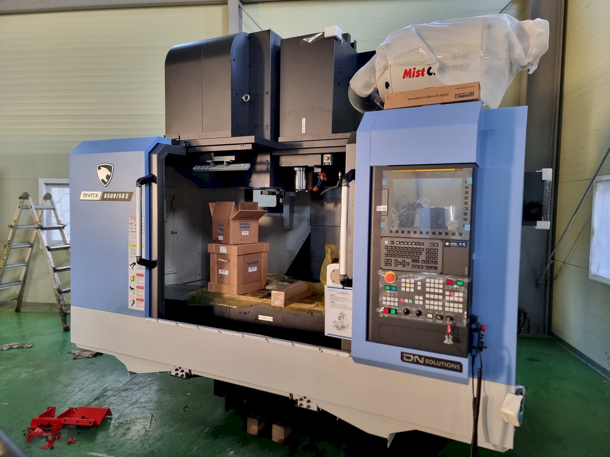 DN SOLUTIONS MYNX 6500/50-maskinen framifrån