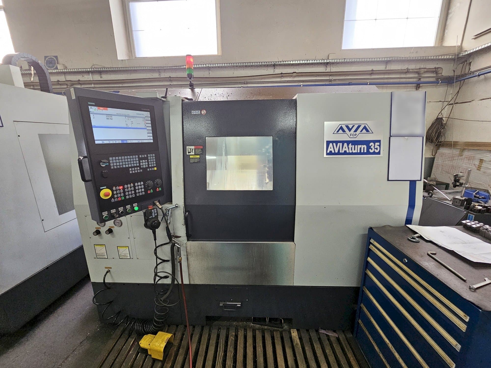 Avia									 AVIAturn 35-maskinen framifrån