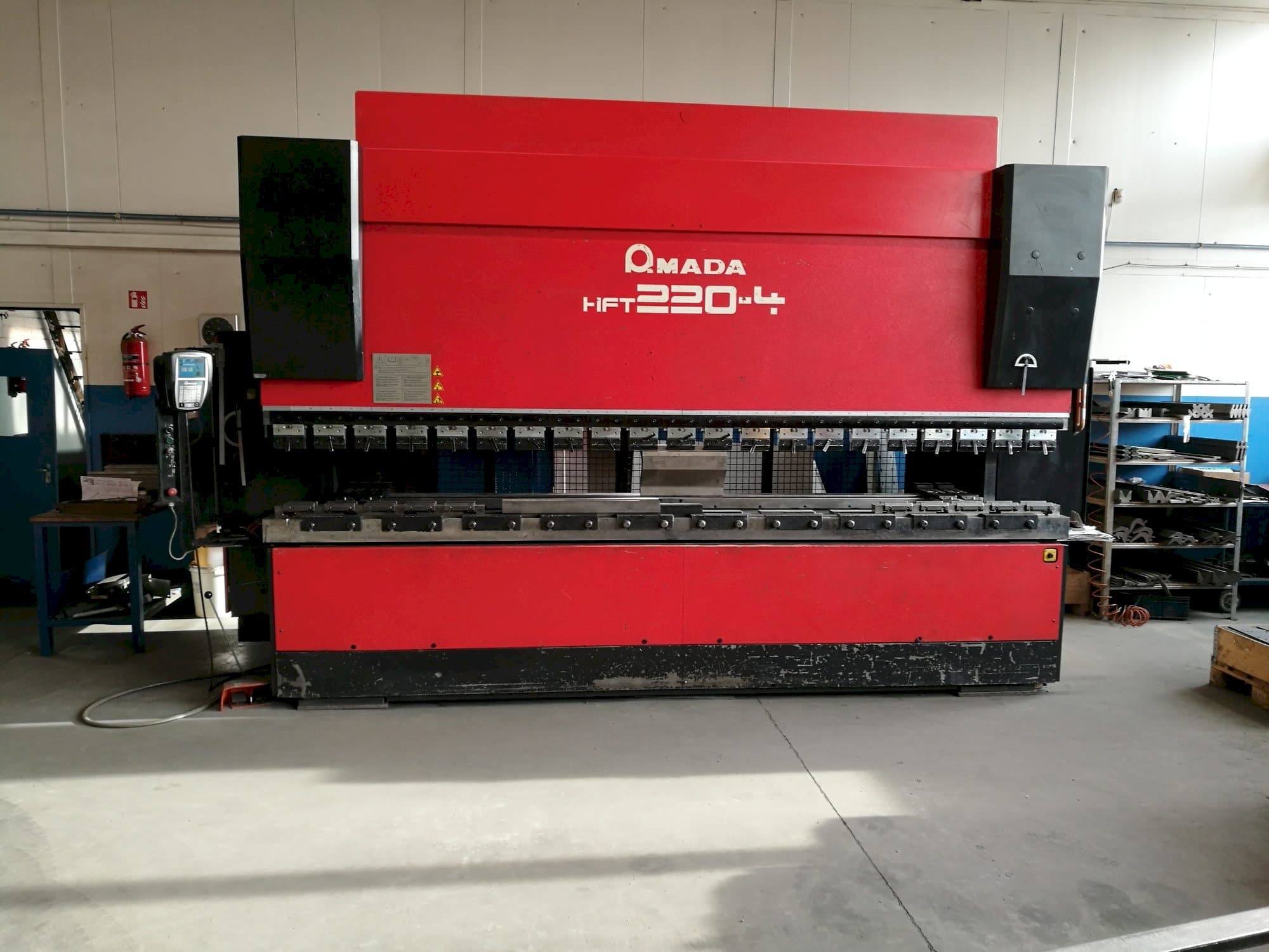 AMADA HFT 220-4-maskinen framifrån