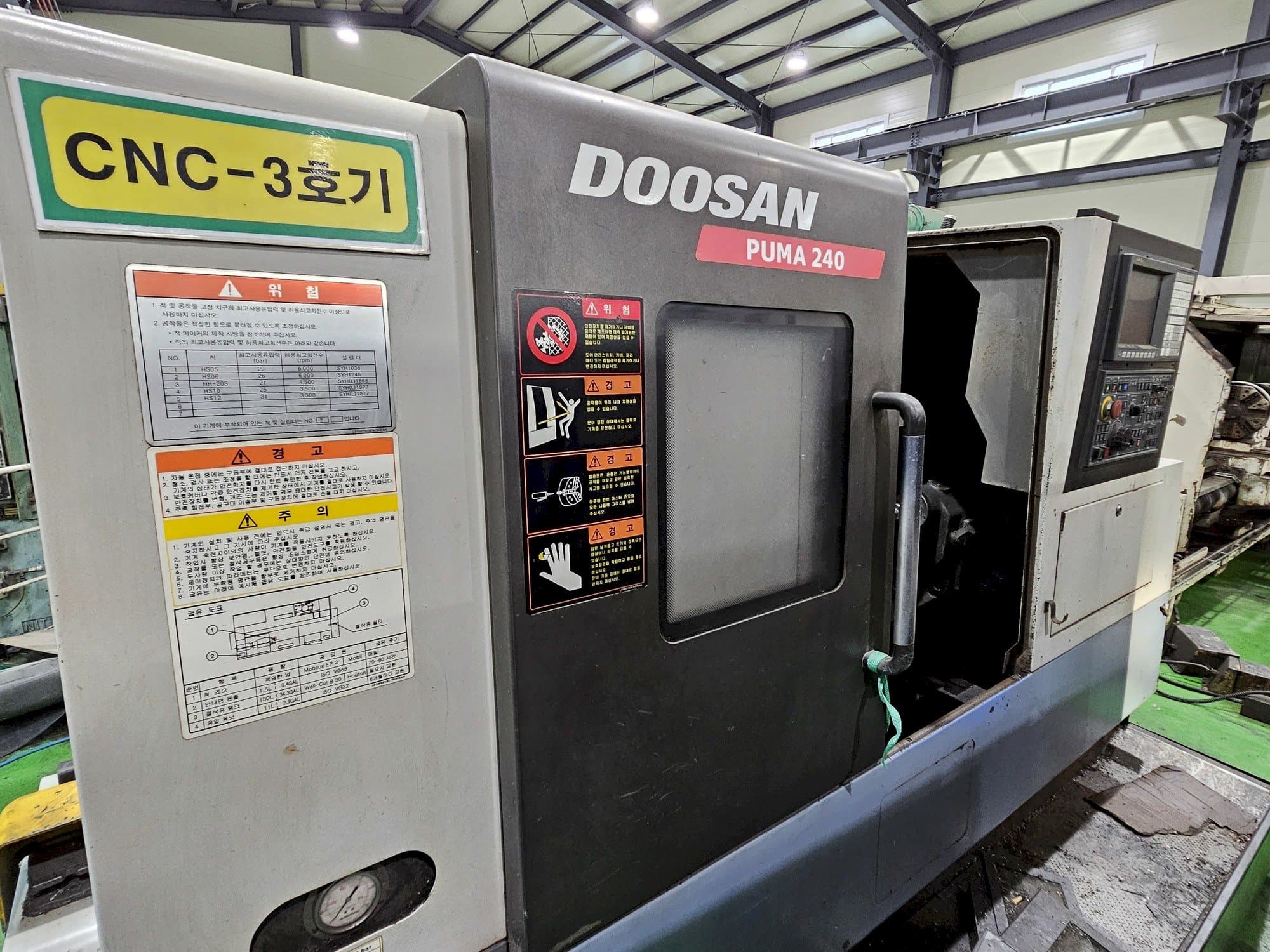 Doosan Puma 240-maskinen framifrån