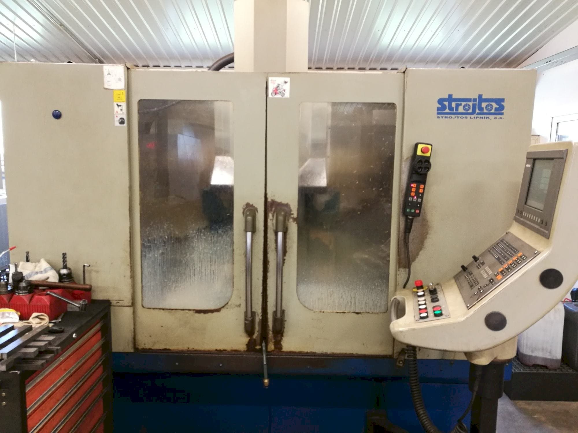 Strojtos  VMC 40/8-maskinen framifrån