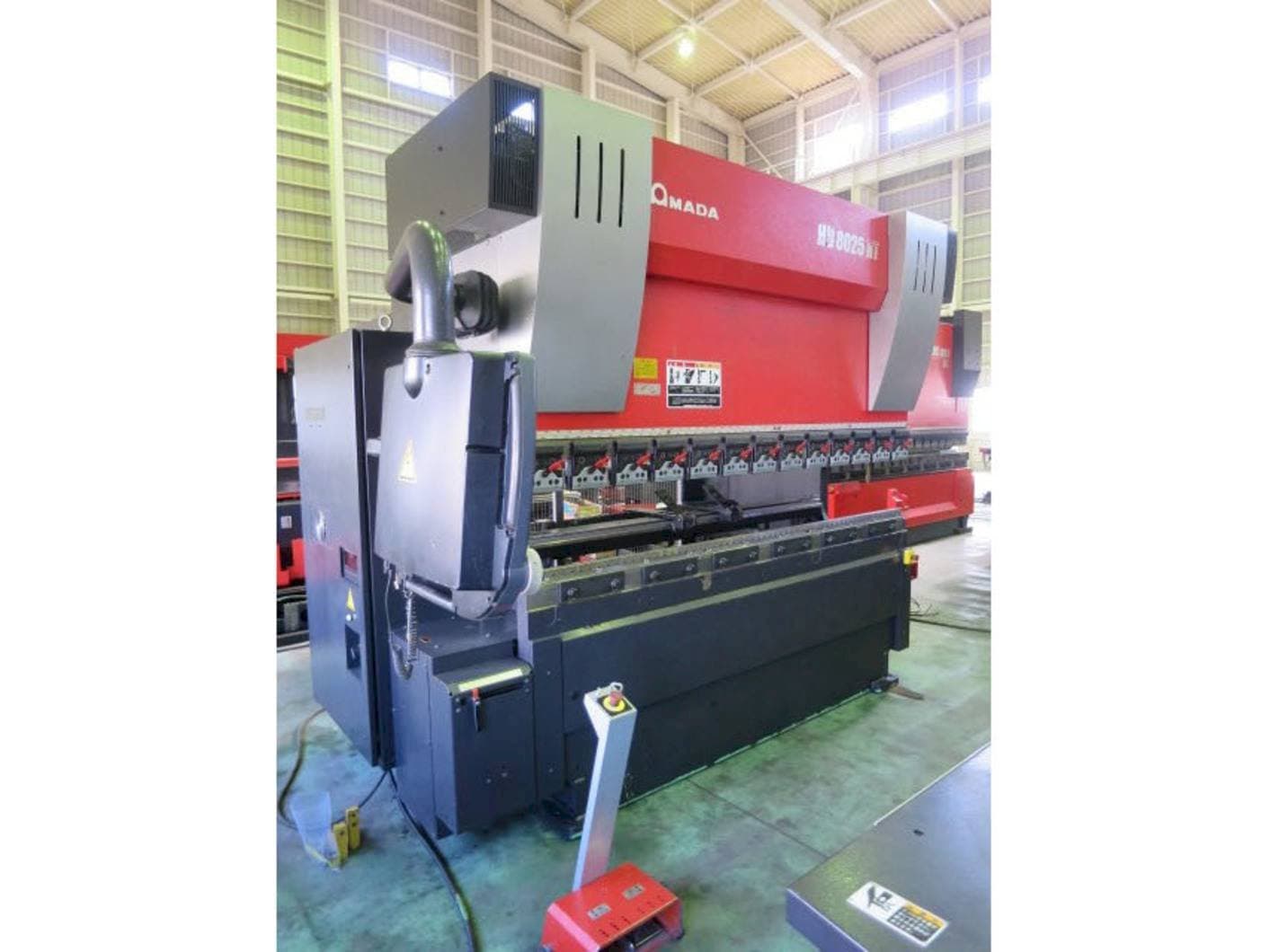 AMADA HD 8025NT-maskinen sedd från vänster sida