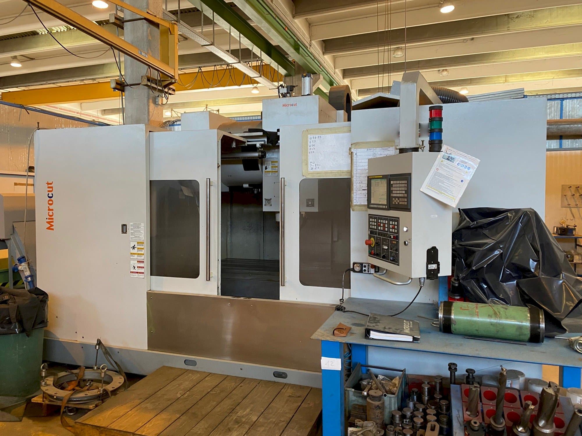 MICROCUT VMC-1600F-maskinen framifrån