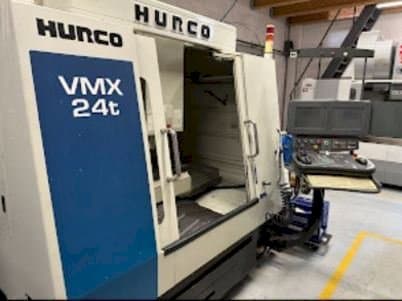Hurco VMX 24 T-maskinen sedd från vänster sida