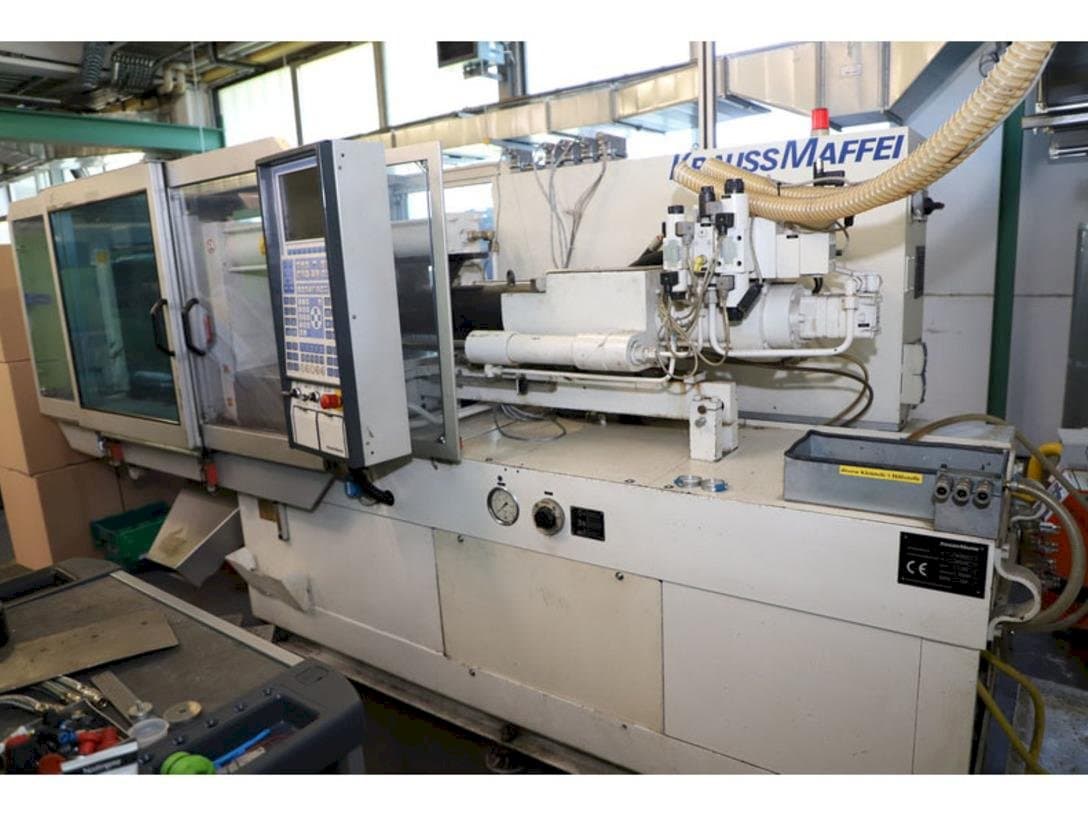 Krauss Maffei 65-220 C1-maskinen sedd från höger sida