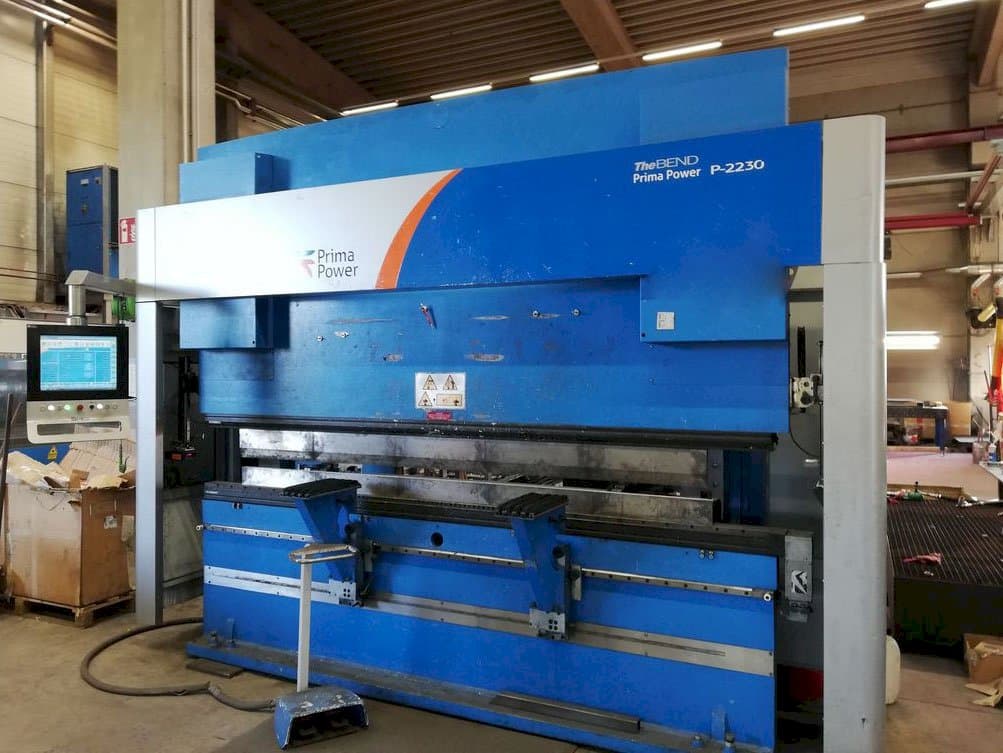 Prima Power-maskinen sedd från högerP-2230