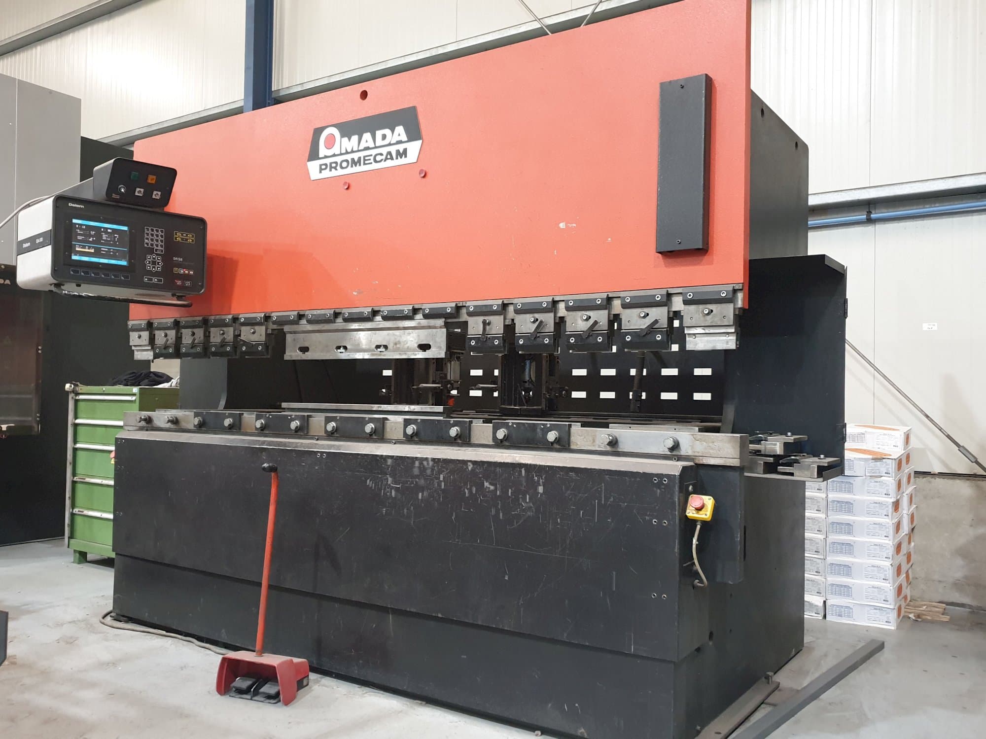AMADA-maskinen sedd från vänsterAPX 3000 X 100 T