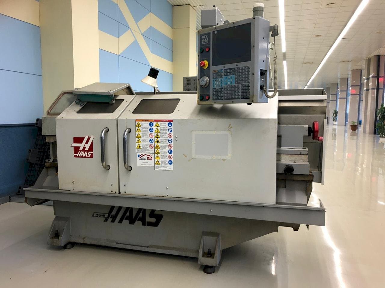 HAAS TL-2HE-maskinen framifrån