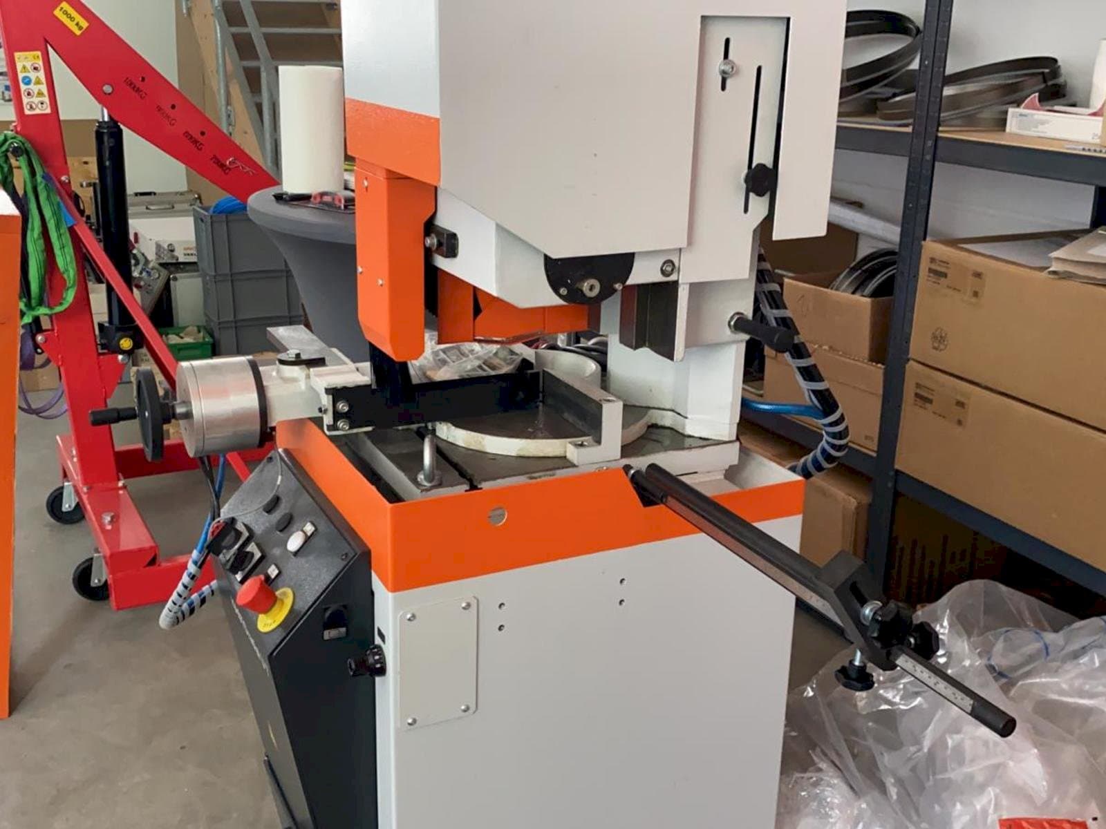 KASTO Radial U7-maskinen sedd från vänster sida