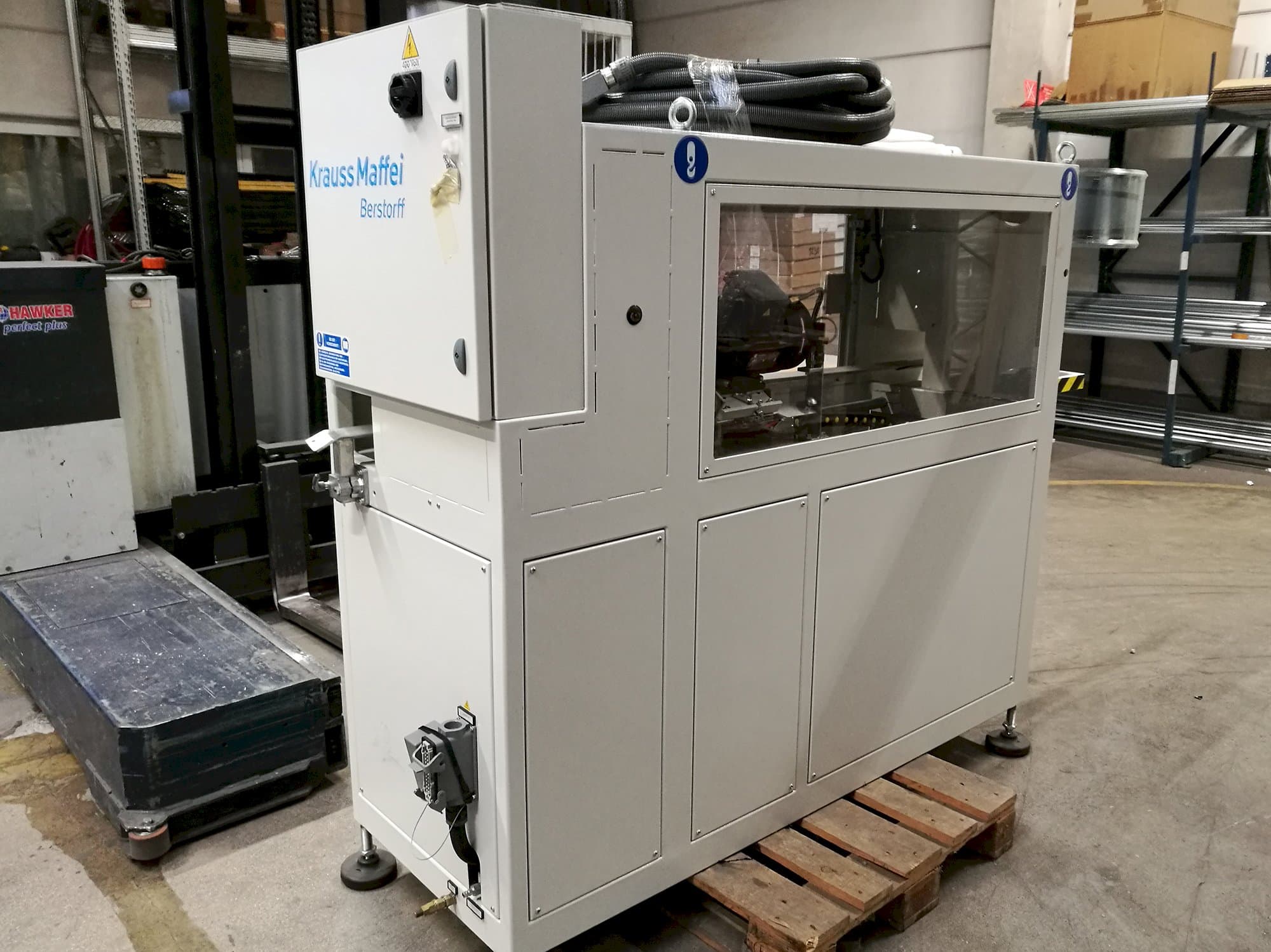 Krauss Maffei-maskinen sedd från vänsterTL 63