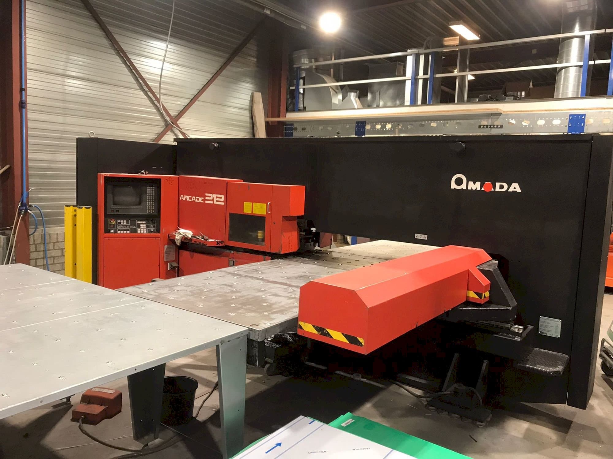 AMADA Arcade 212-maskinen framifrån