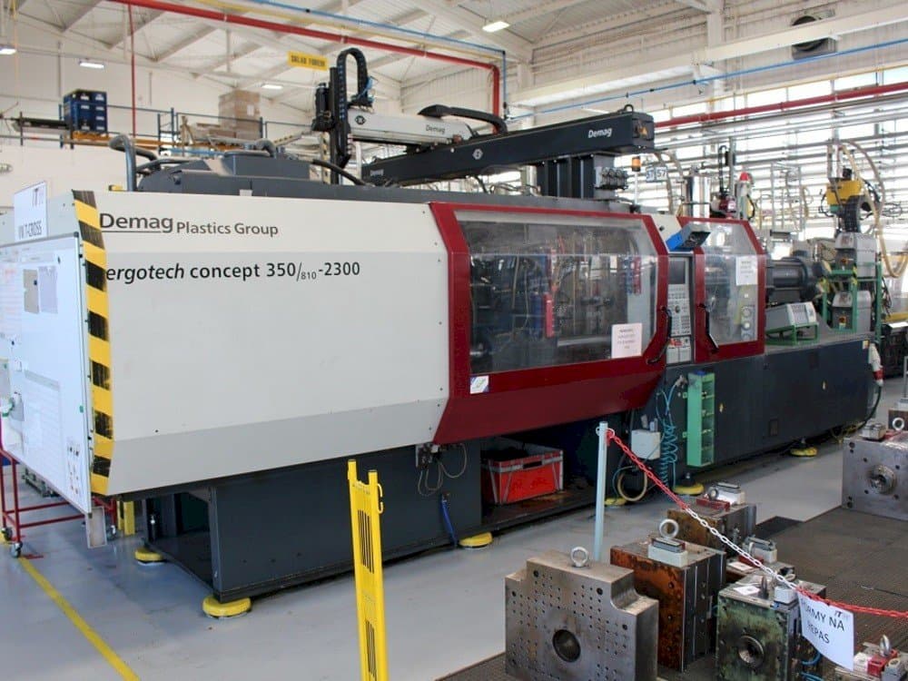 DEMAG Ergotech 350/810-2300-maskinen sedd från vänster sida