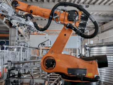KUKA KR 210 L150-2-maskinen framifrån