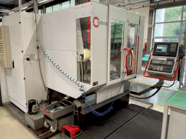 HERMLE C800V-maskinen framifrån